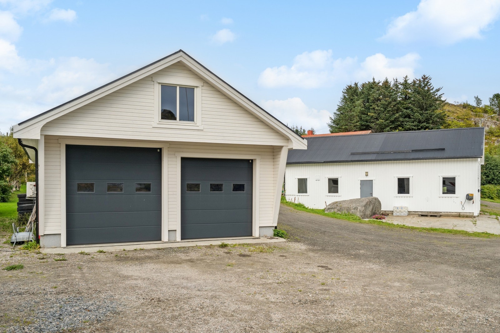 Kjøretøyene parkeres trygt og tørt i egen dobbel garasje. Galleribilde