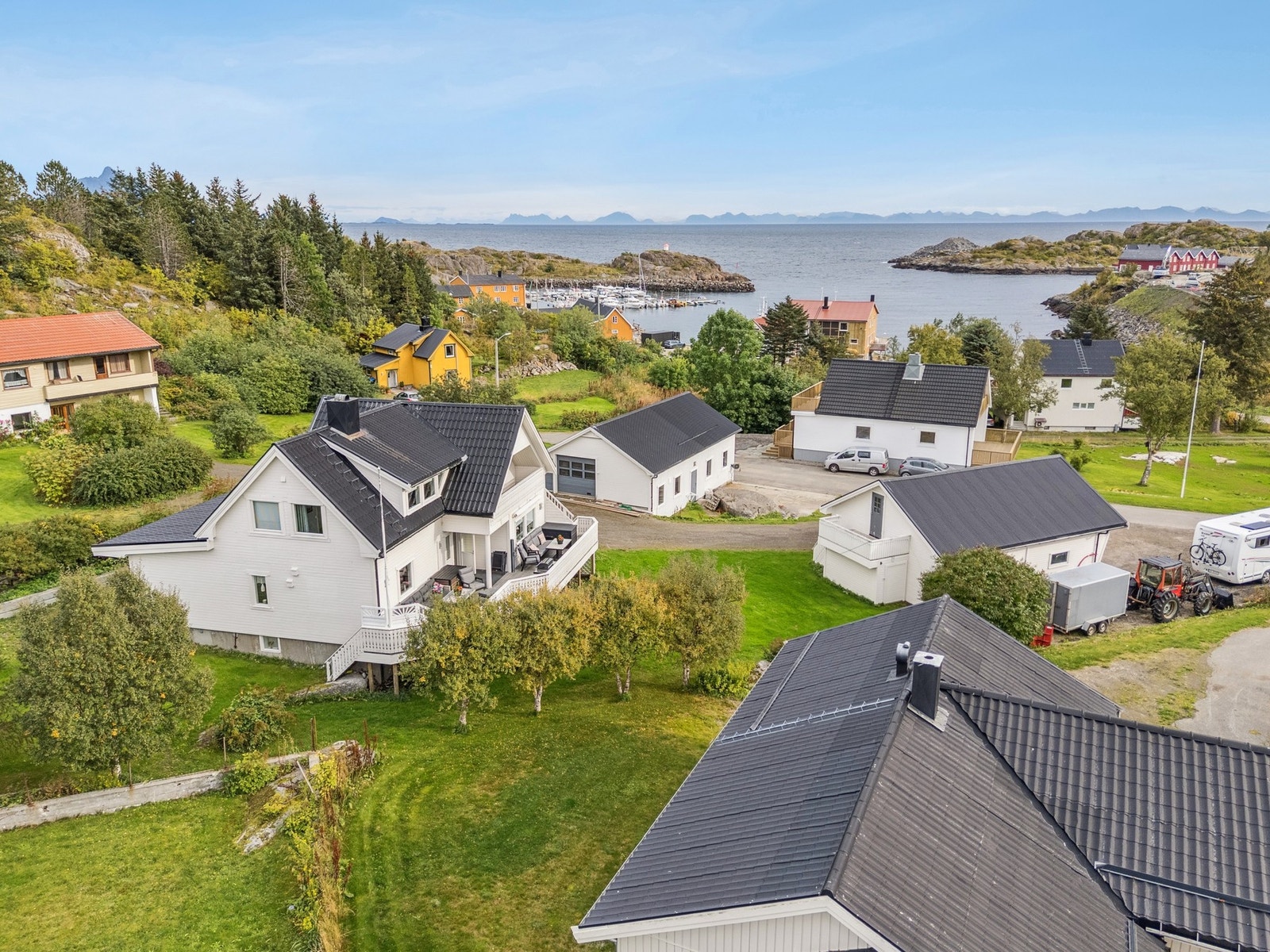 Romslig og familievennlig enebolig med sentral beliggenhet i Stamsund i Vestvågøy kommune. Her bor du med gangavstand til nærbutikk, skole, barnehage og serveringssteder. Galleribilde