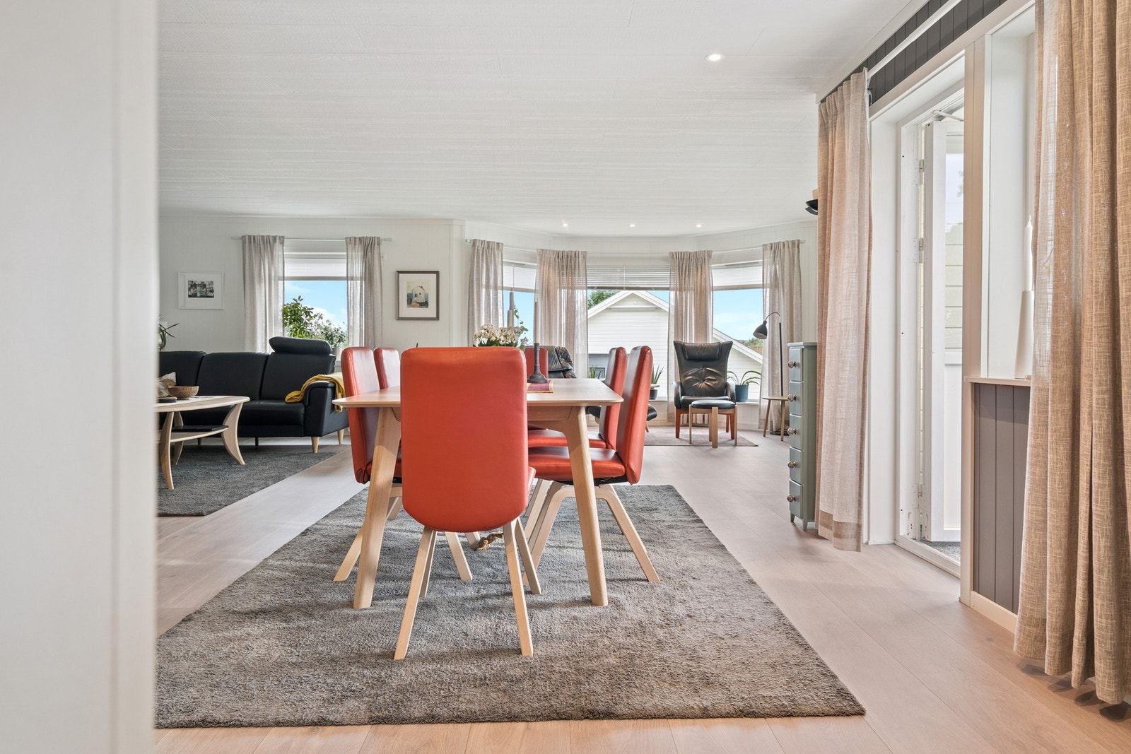 Åpen løsning med spiseplass og utgang til veranda - perfekt for sosiale sammenkomster. Galleribilde