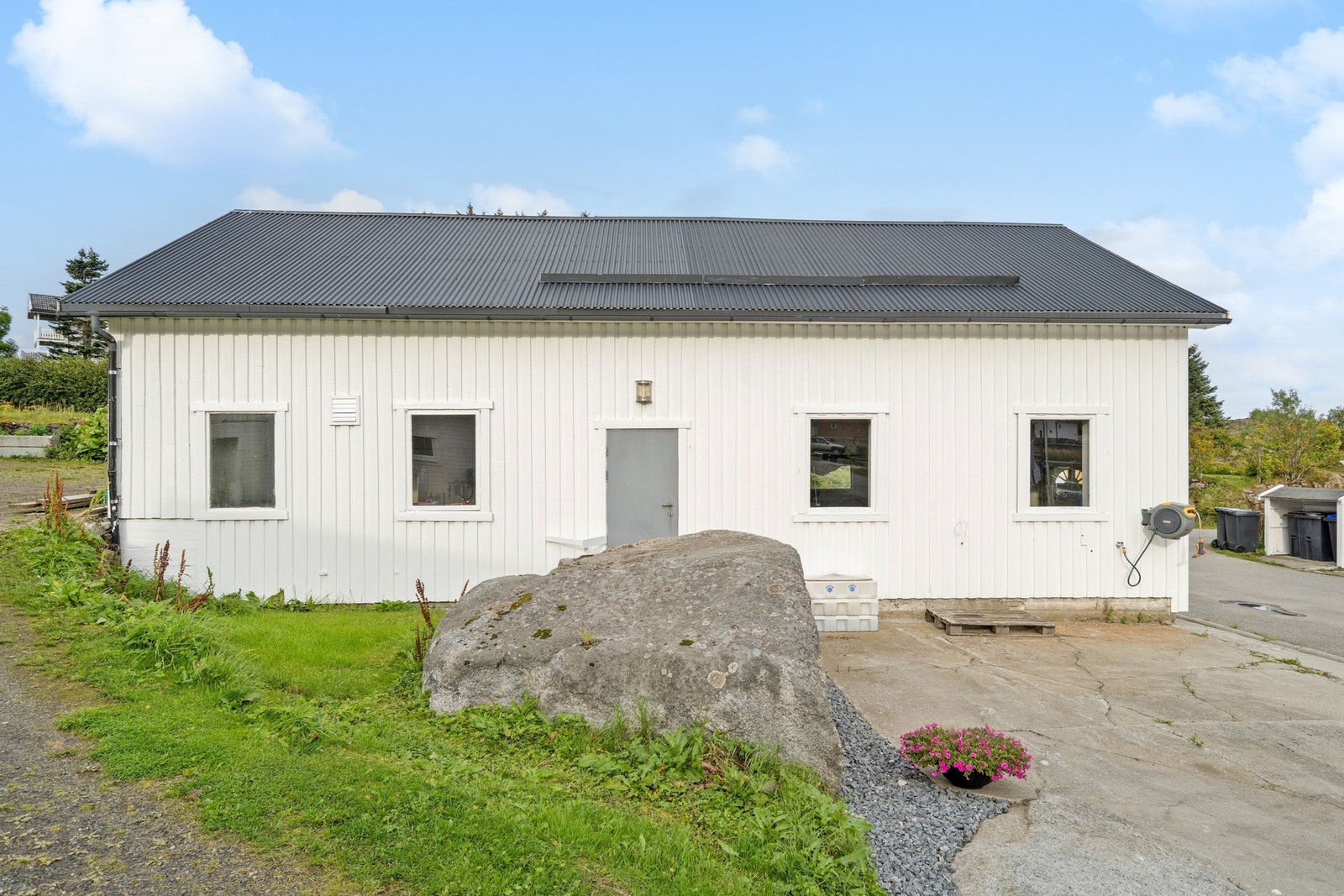 Eiendommen disponerer også halvparten av denne garasjen med eget verksted! Galleribilde