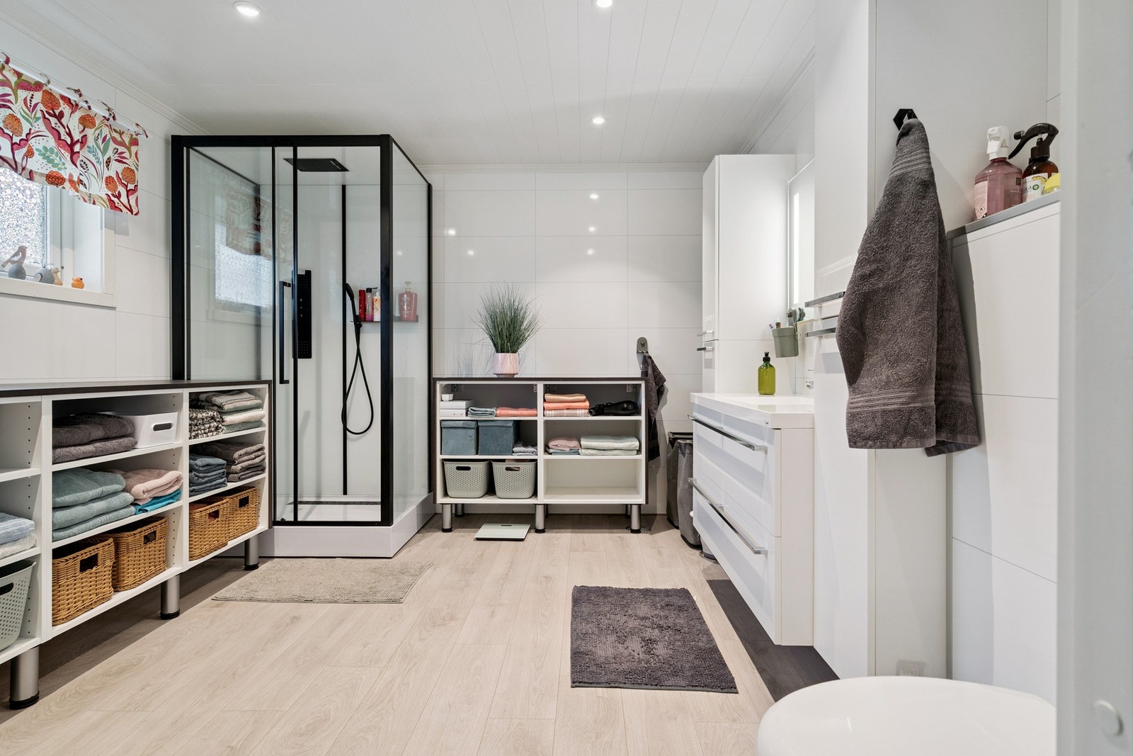 Romslig og tiltalende bad/vaskerom. Galleribilde