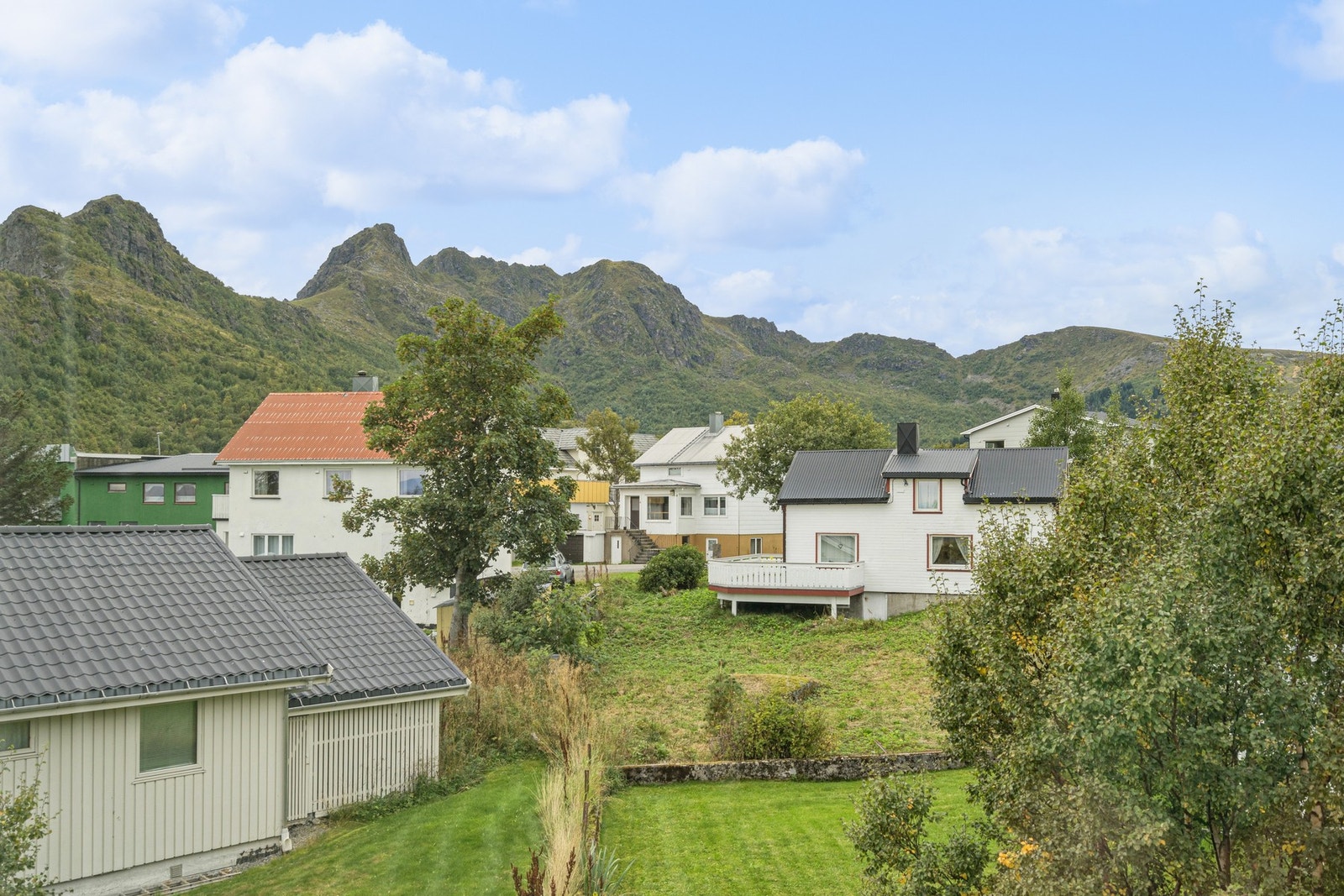 Flott utsikt mot fjell-rekka. Galleribilde