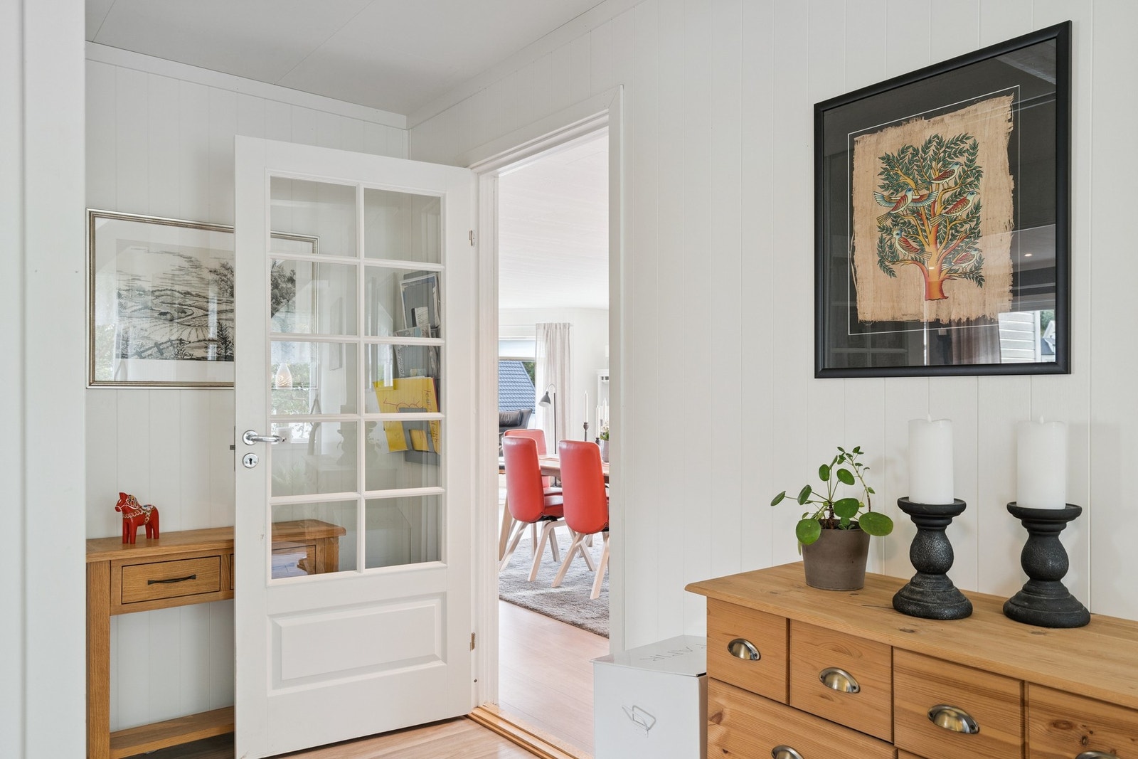 Vi går inn i stuen. Galleribilde