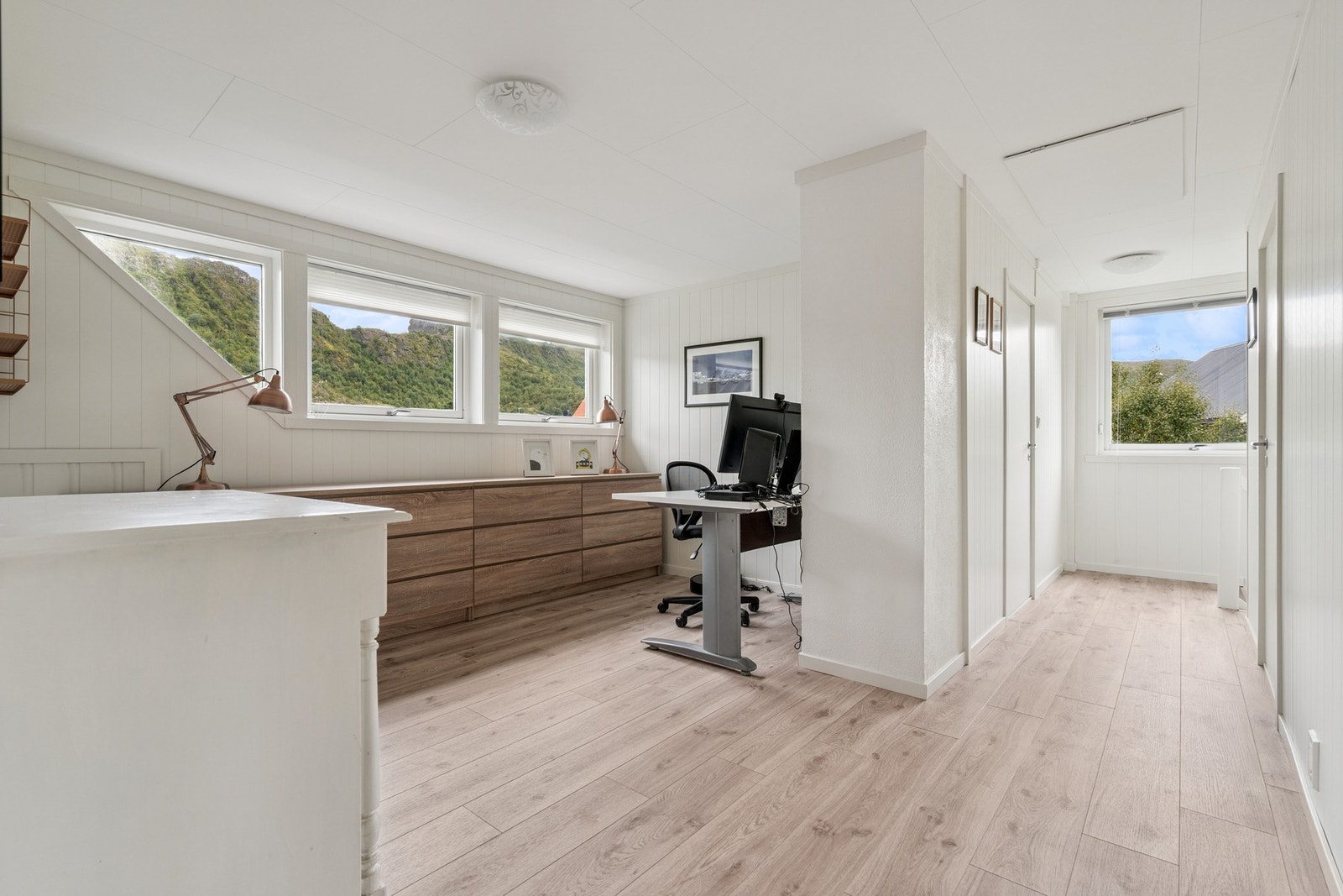 Lys og trivelig loftstue. Galleribilde