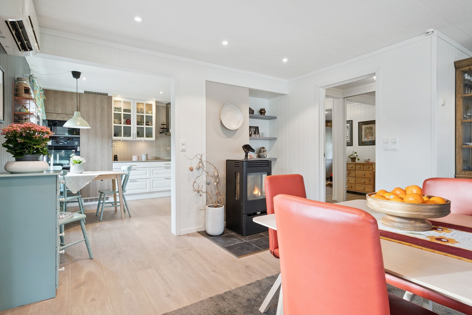 Kjøkkenet er fint plassert i hjørnet av rommet. Galleribilde