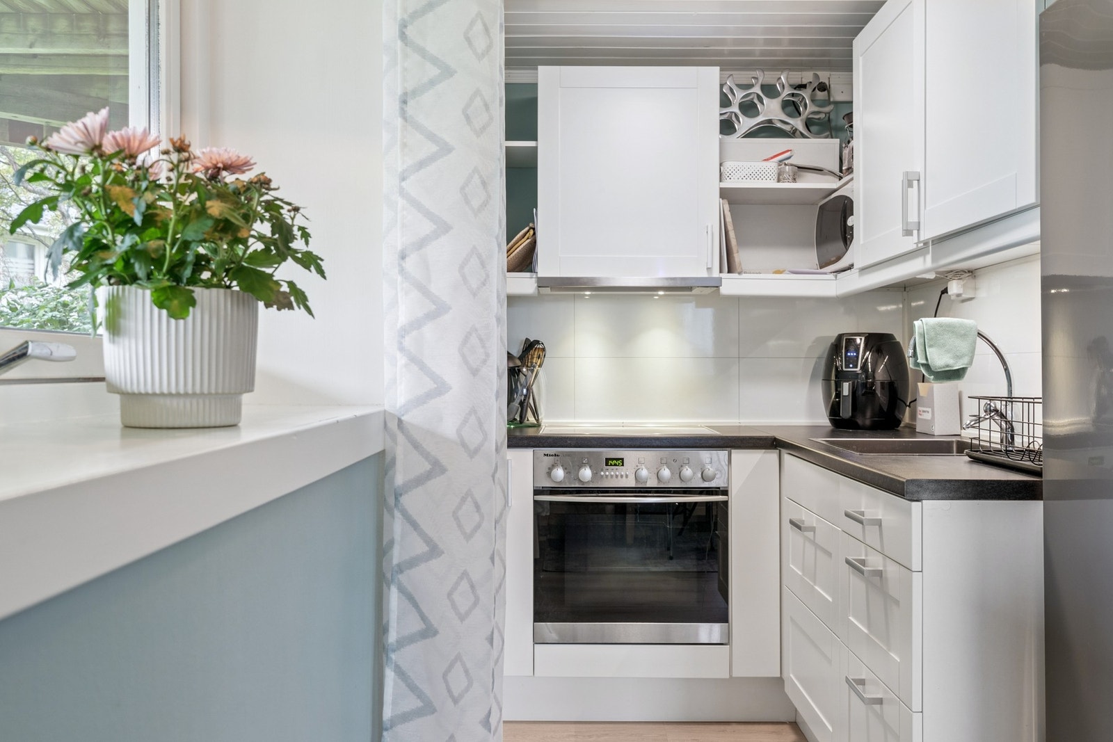 Lys og fin kjøkkenkrok. Kjøkkenet er montert i 2018. Galleribilde