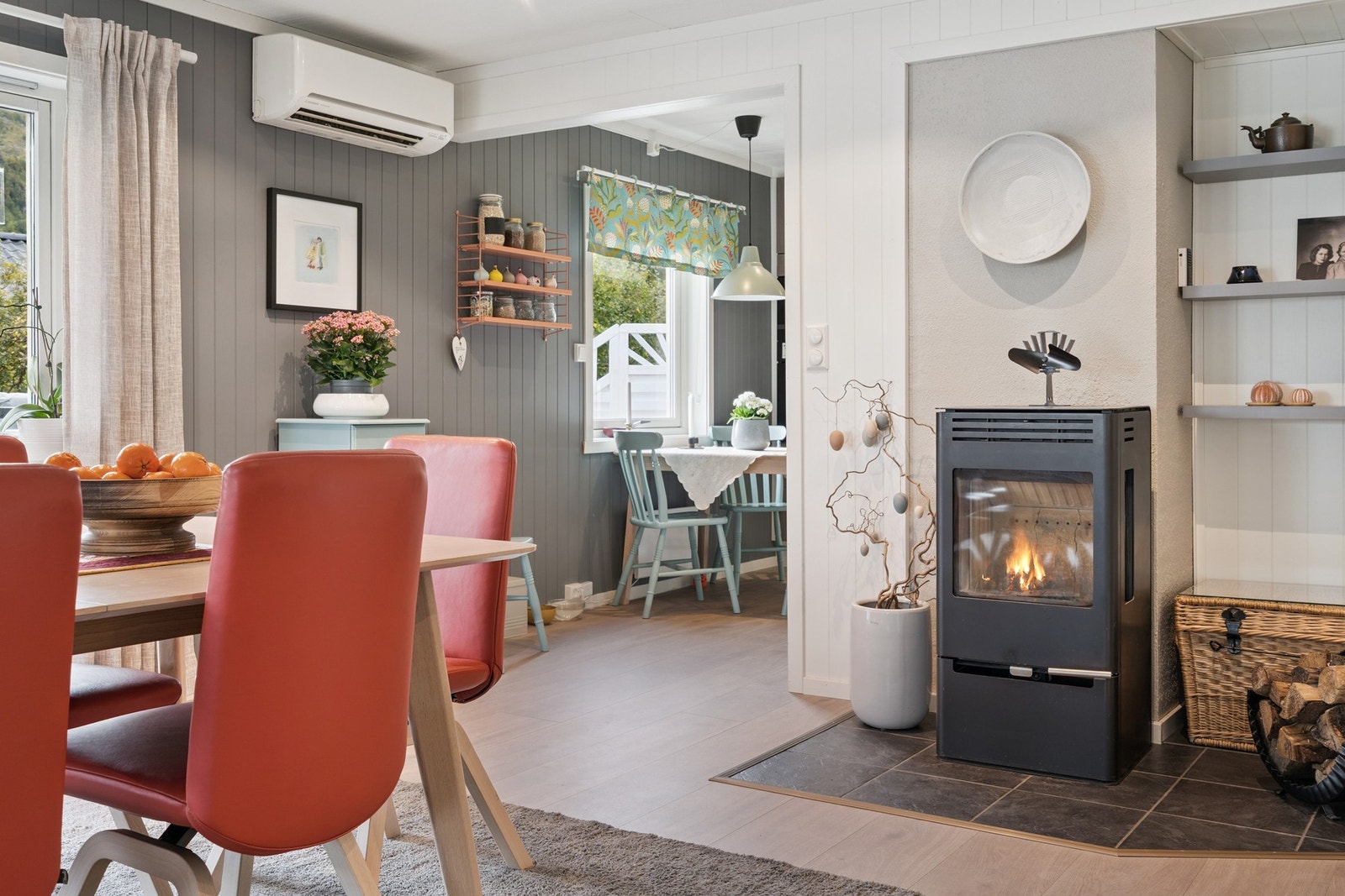 Rommet varmes opp via vedfyring og varmepumpe. Galleribilde