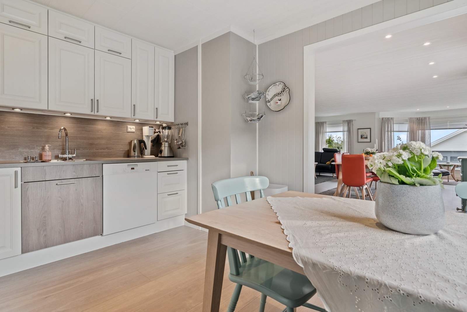 God plass til spisegruppe. Galleribilde