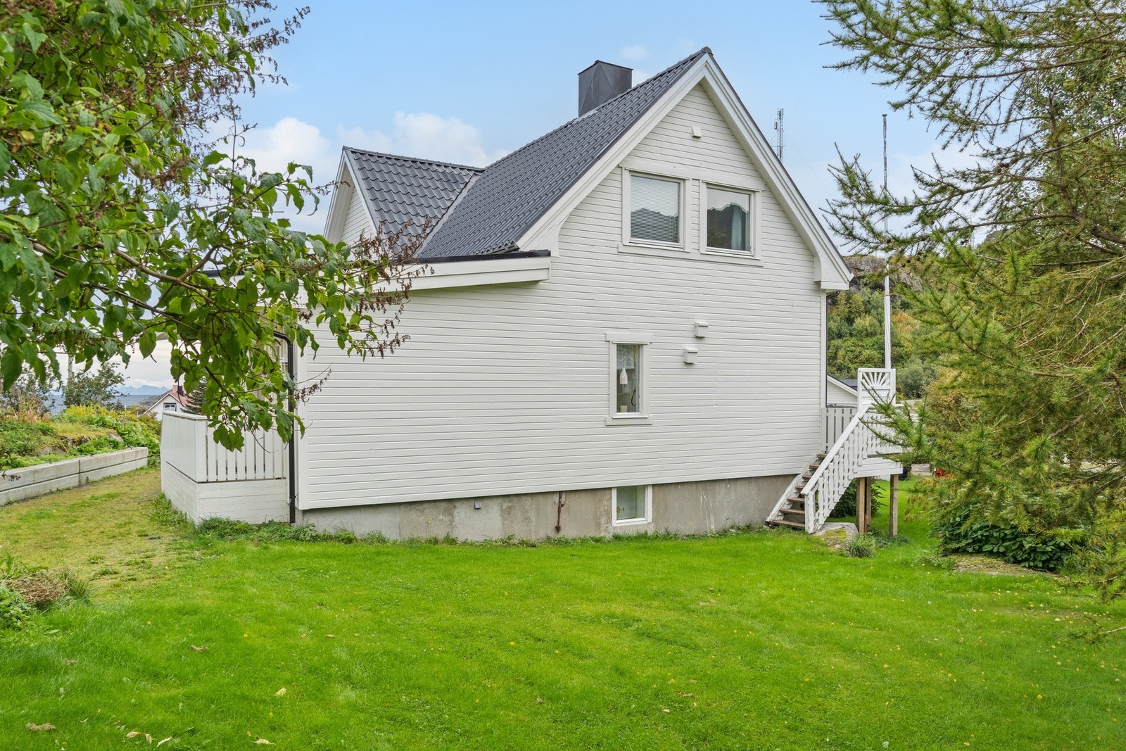 Pent opparbeidet hage og gressplen. Galleribilde