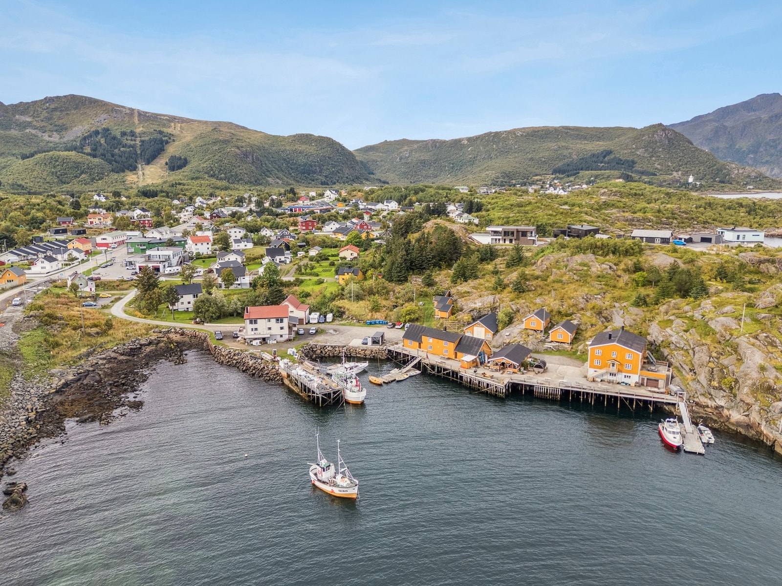 I nærområdet finnes bl.a frisbeegolf bane, alpinbakke, kunstgressbane og lysløype. Rett nedenfor huset, kan du besøke Stamsund Hostel, et sjarmerende og budsjettvennlig overnattingssted med diverse aktiviteter. Galleribilde