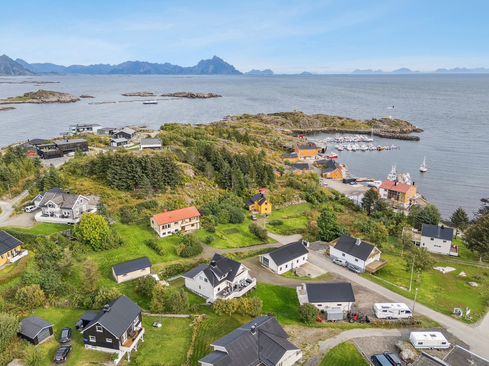 Eiendommens nærhet til sjøen gjør det lett å dra ut med SUP-brett, hav-kajakk eller andre vannaktiviteter. Galleribilde