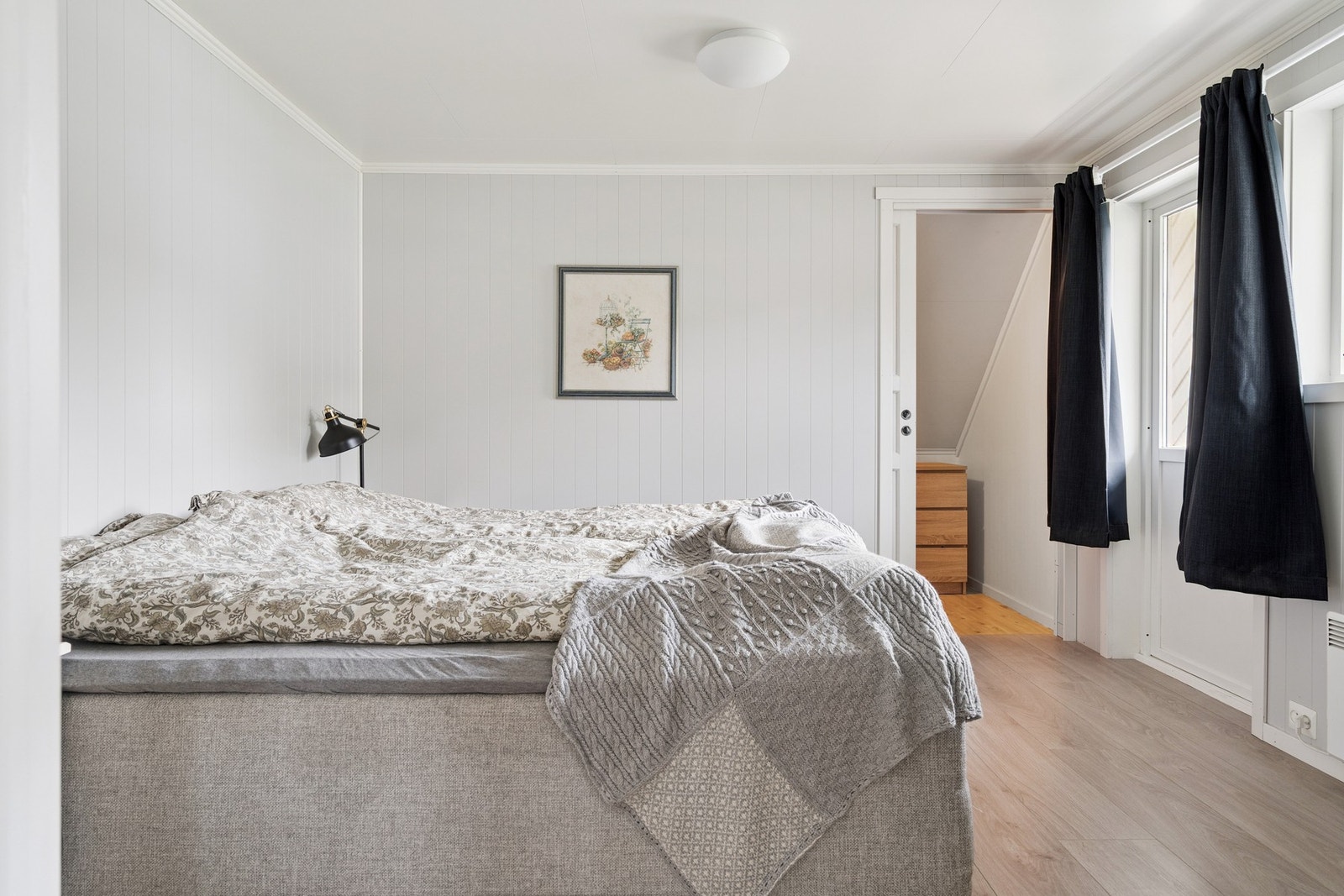 Soverom med utgang til balkong. Galleribilde