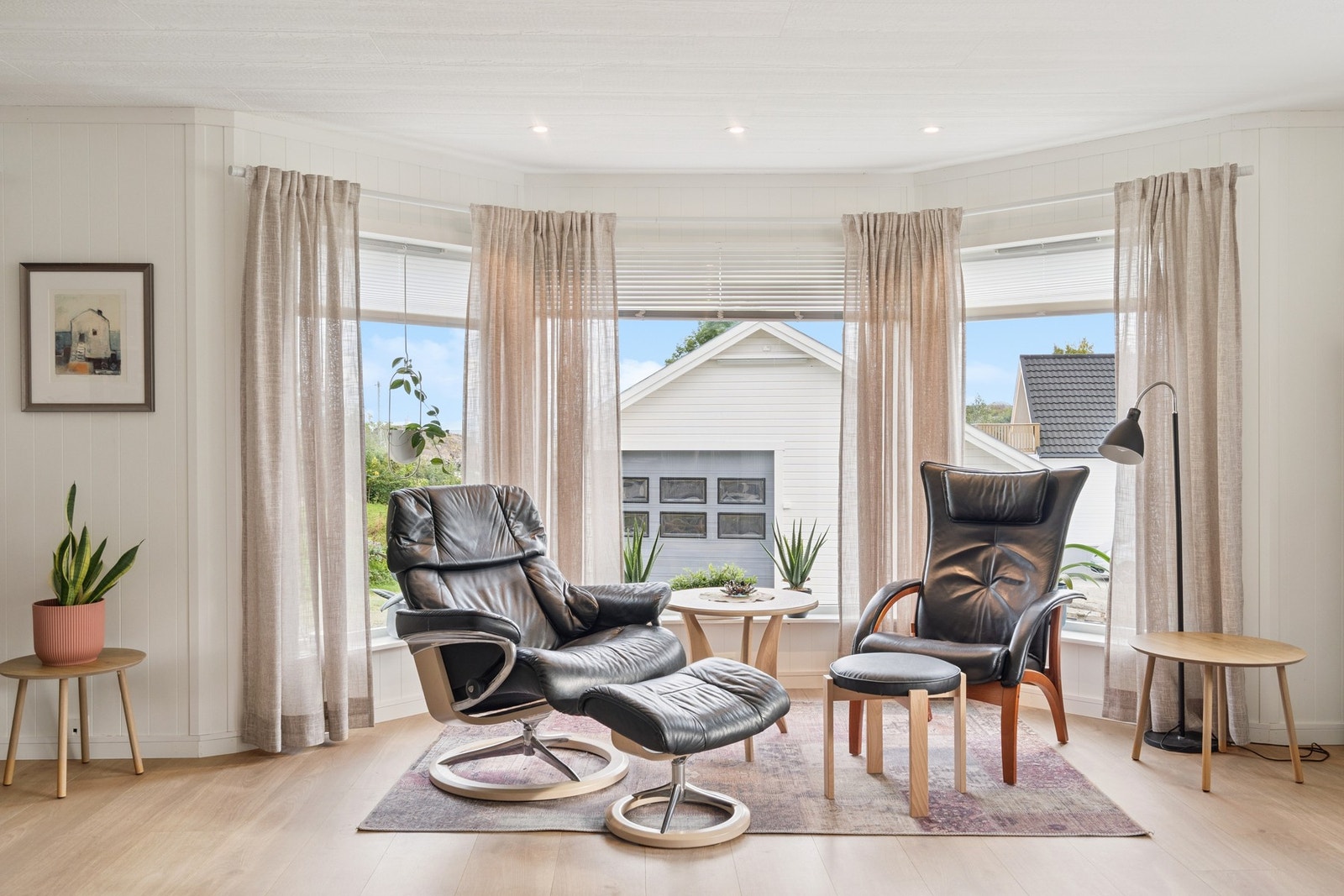 Store vindusflater skaper mye naturlig lys i rommet. Galleribilde