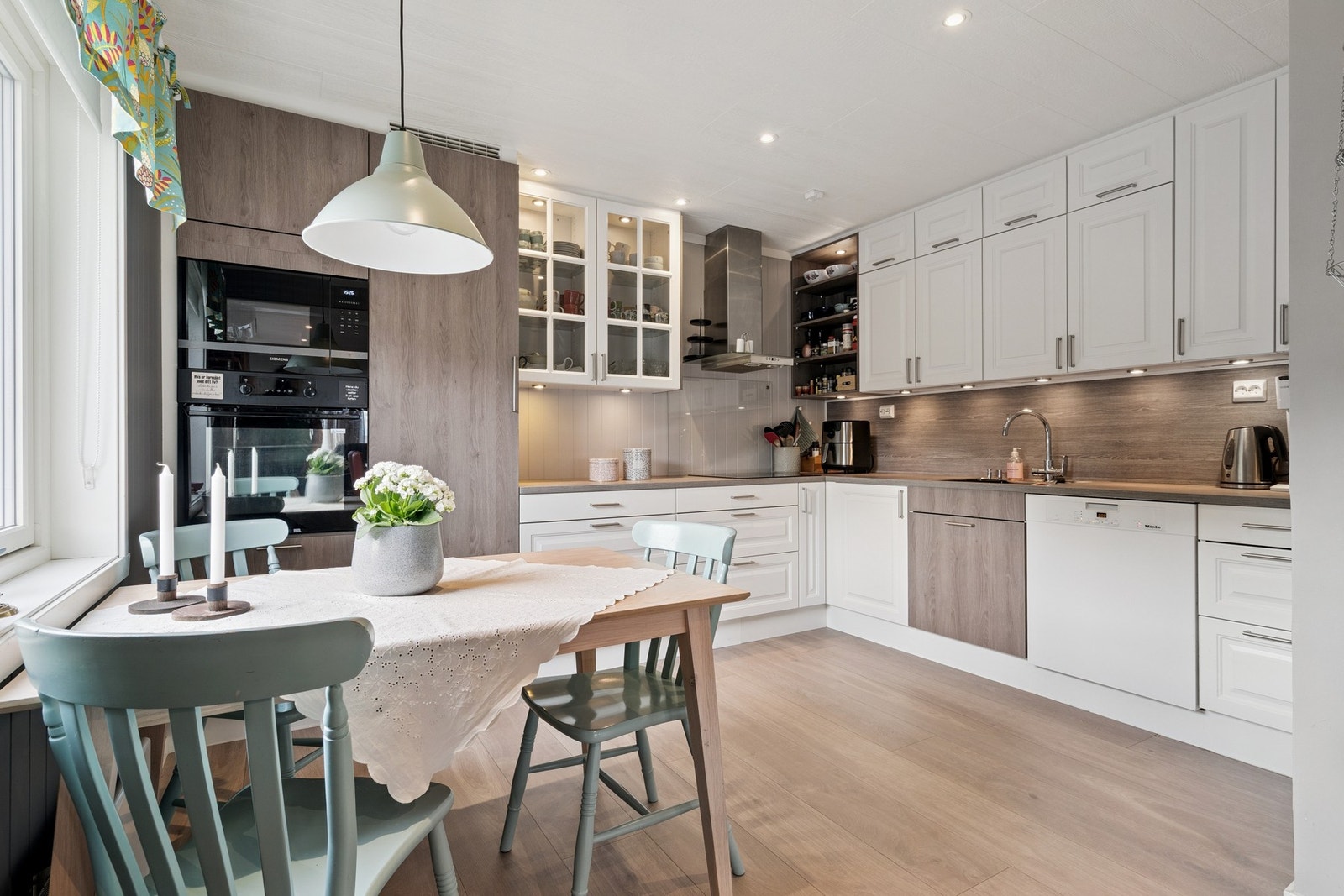 Lekkert kjøkken fra 2022 med smarte løsninger. Galleribilde