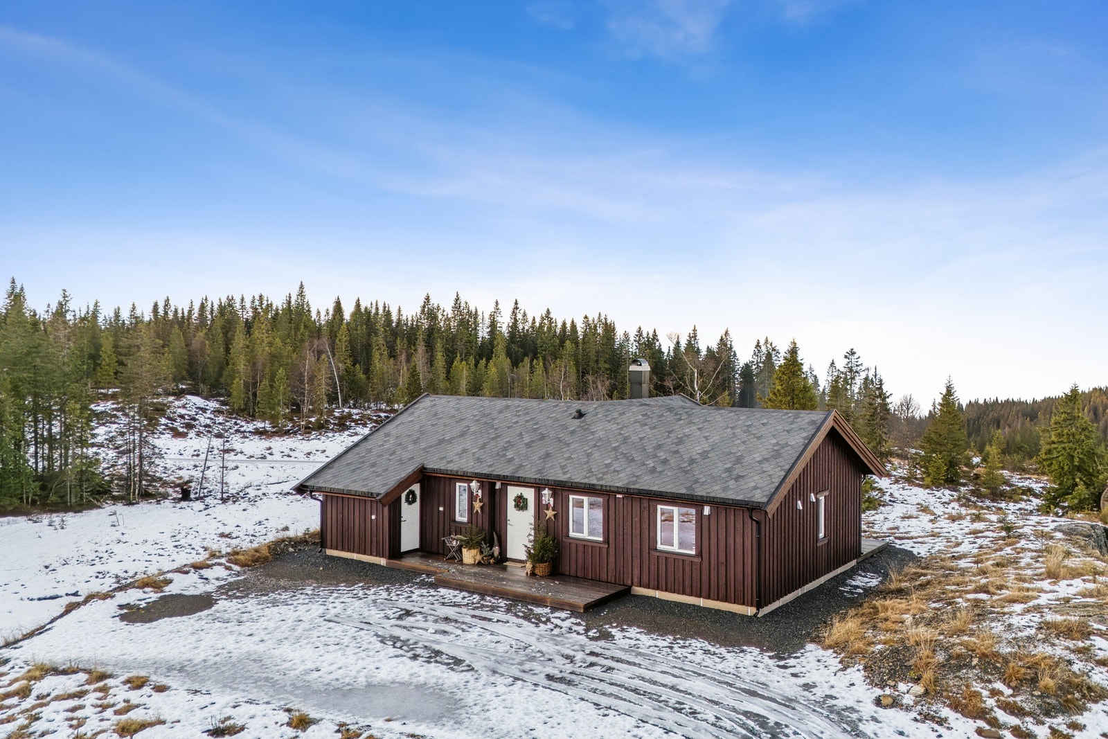 Dette er en helårs hytte som kombinerer komfort, natur og tilgjengelighet på en svært attraktiv måte. Galleribilde