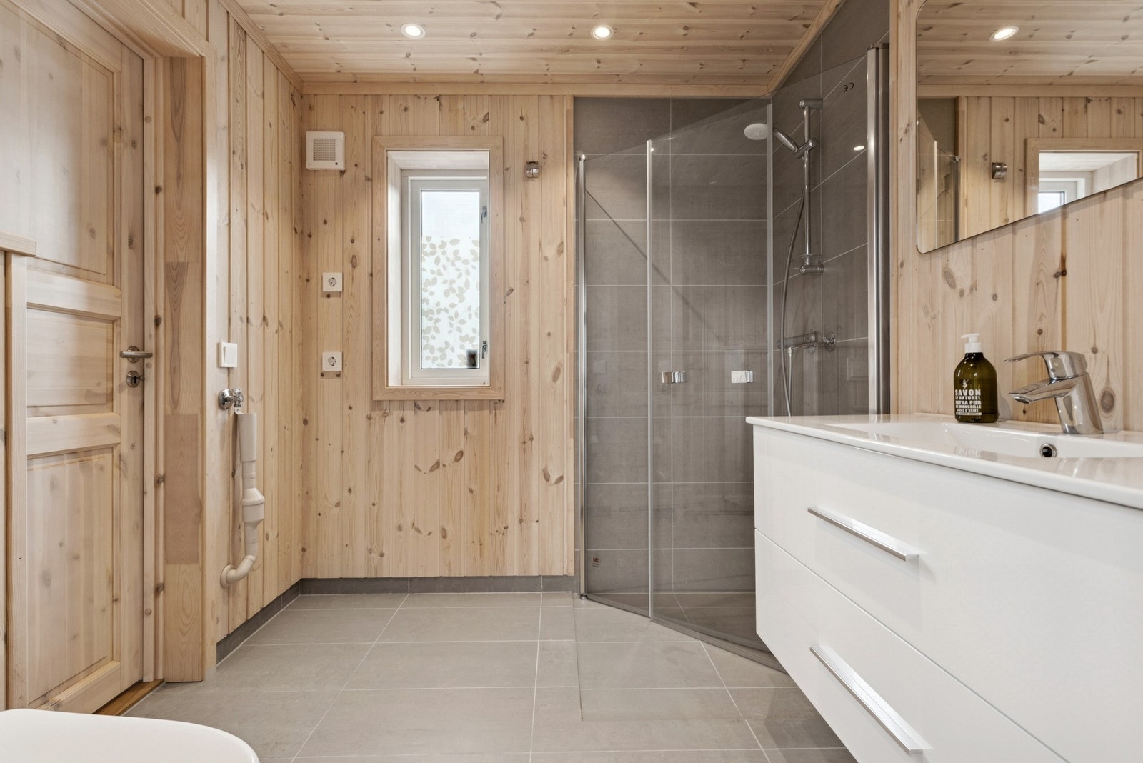 Hytten har to delikate baderom. Galleribilde