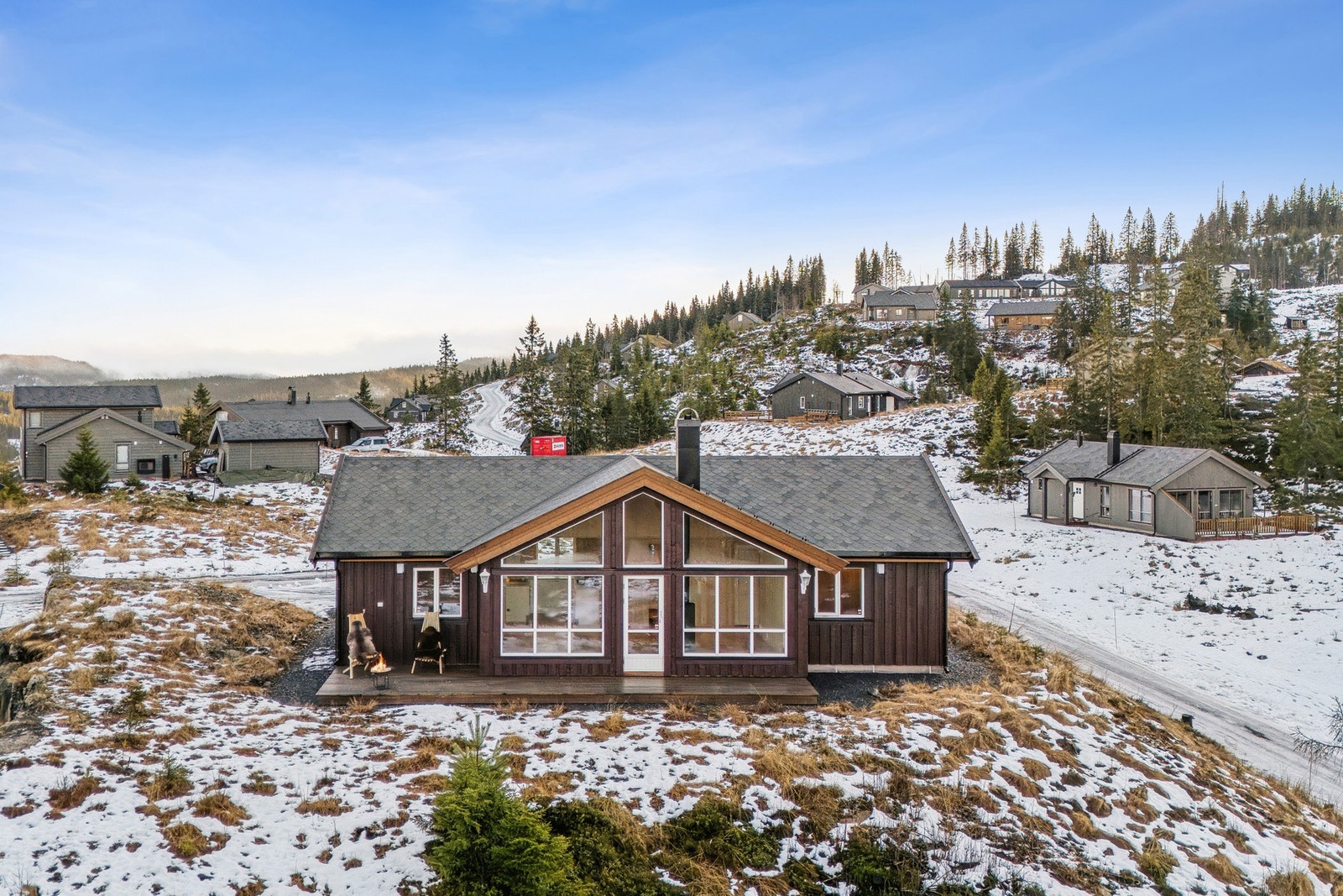 Eiendommen har nærhet til Mylla og Nordmarka med flotte tur- og skiløyper rett utenfor døren, og ligger samtidig innen komfortabel kjøreavstand fra Oslo og Jevnaker sentrum. Galleribilde