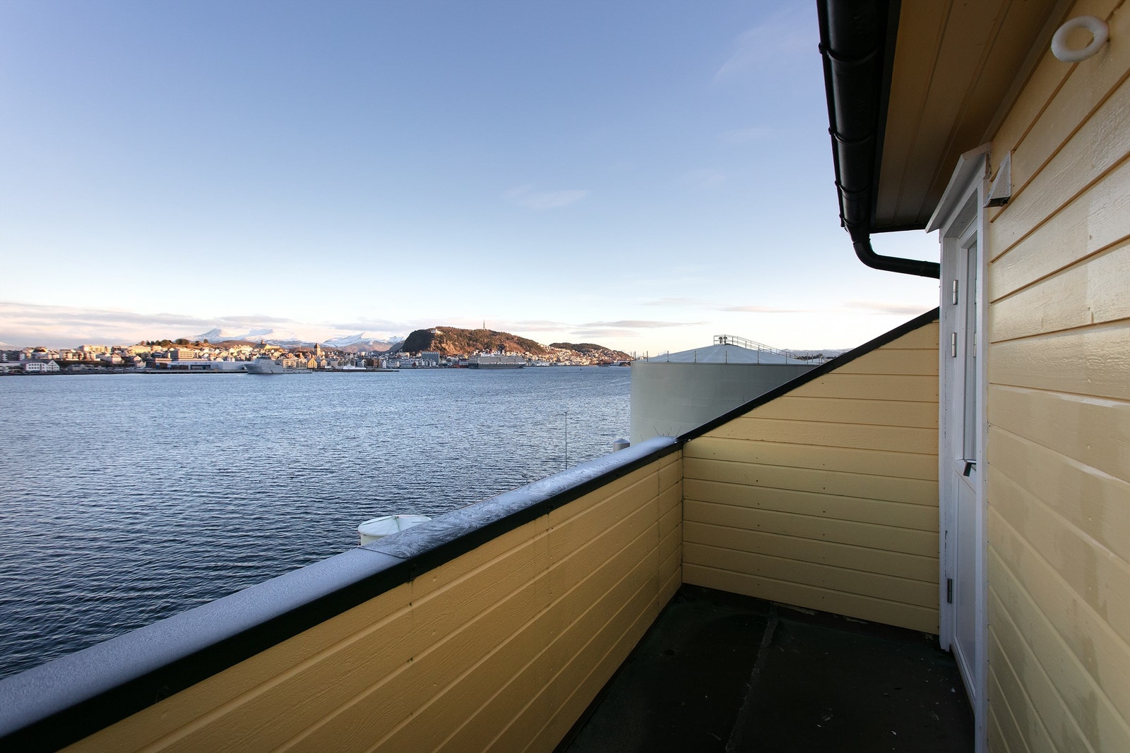 Balkong mot nord i 2. etasje med flott utsikt mot Aspevågen og mot Ålesund by Galleribilde