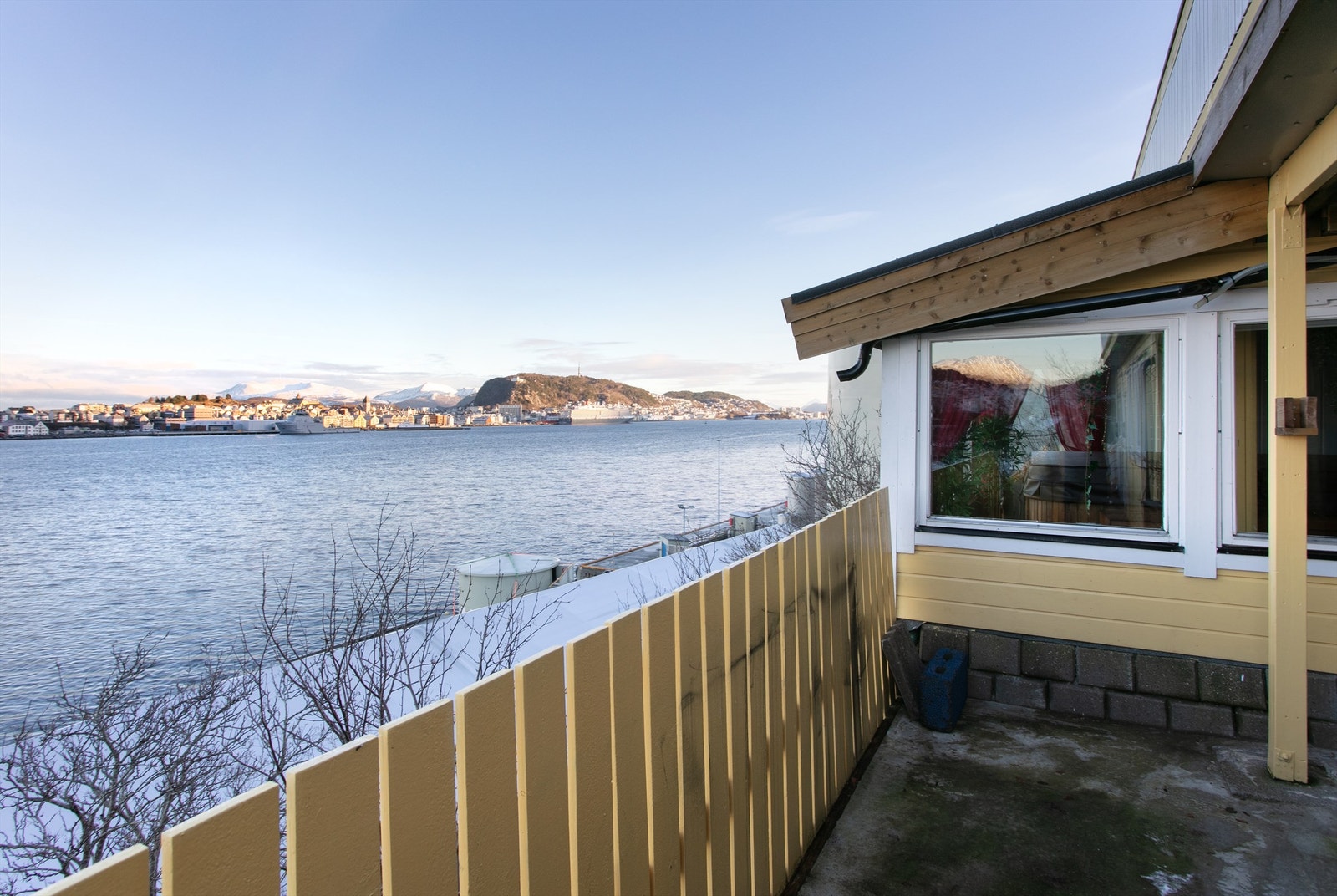 Uteplass/overbygget utestue med jazucci Galleribilde