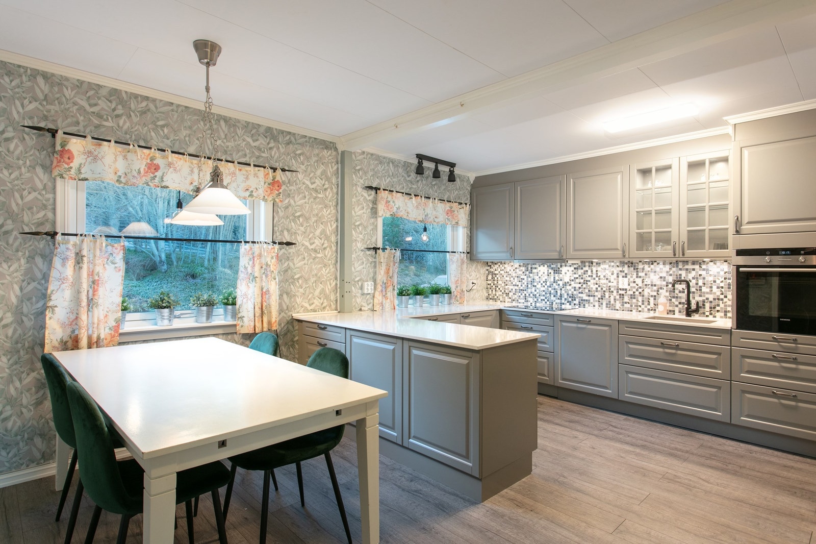 Kjøkken med spiseplass Galleribilde