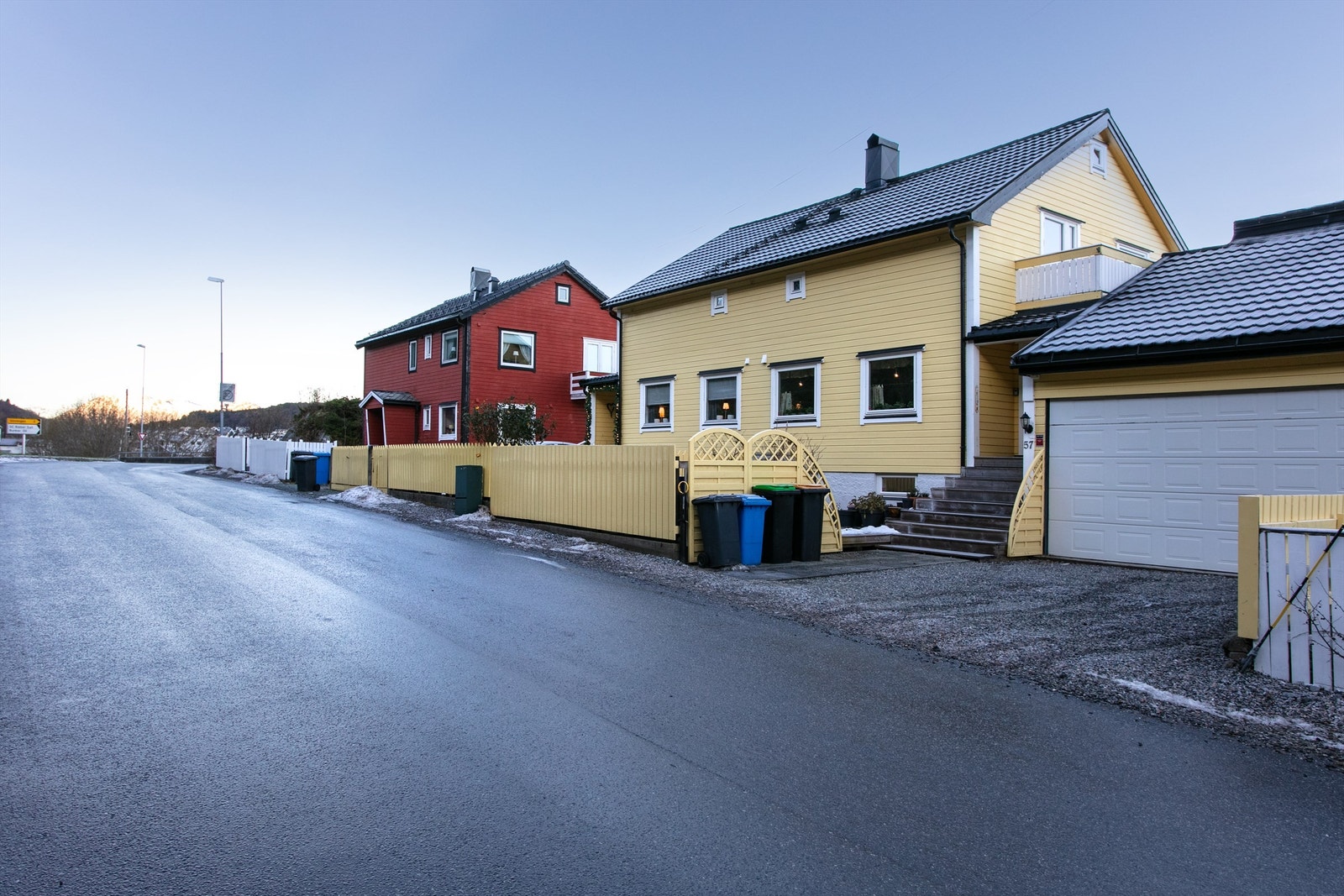 Fasade mot gate med gruslagt gårdsplass Galleribilde