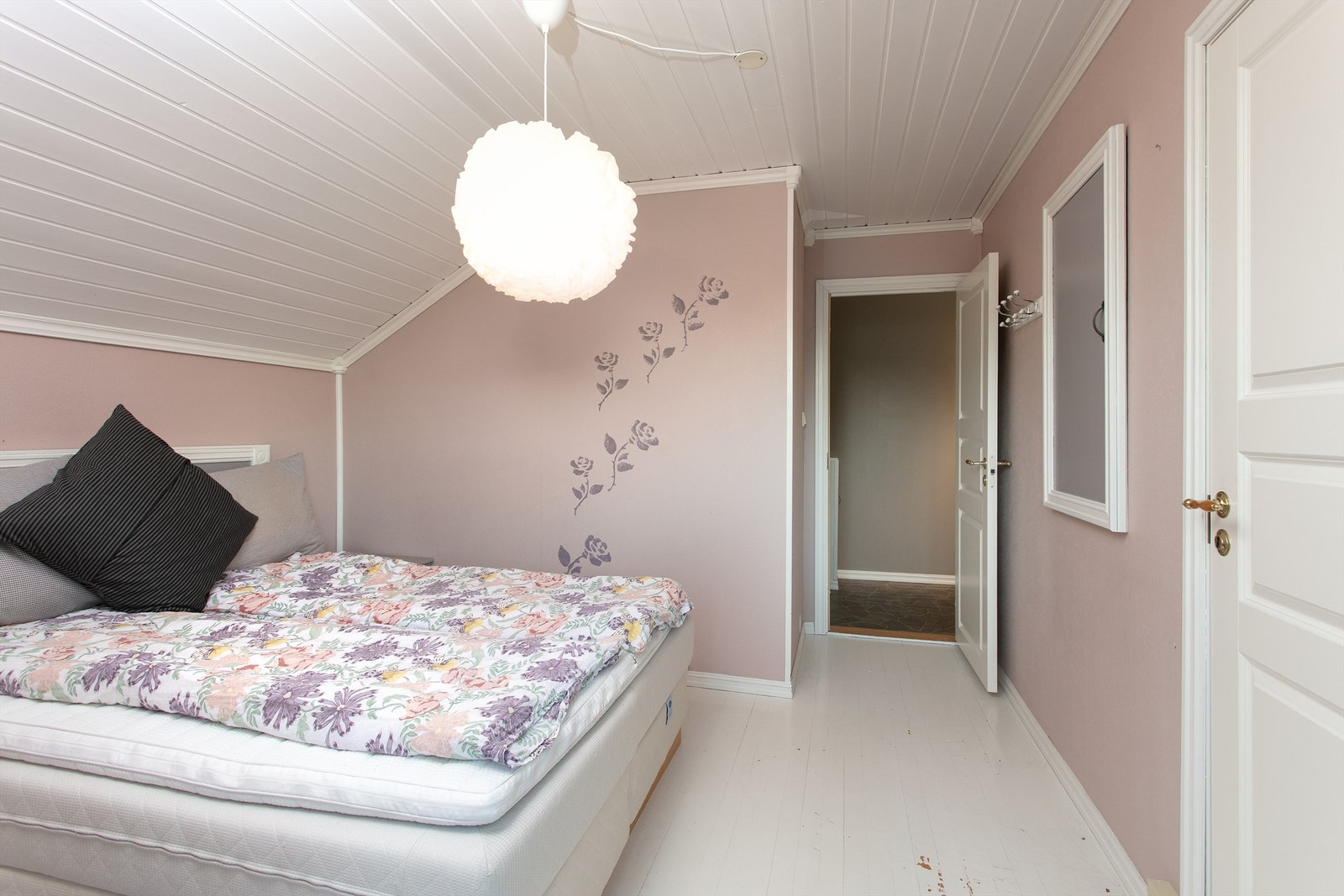 Soverom mot øst i 2. etasje og utgang til østvendt balkong Galleribilde