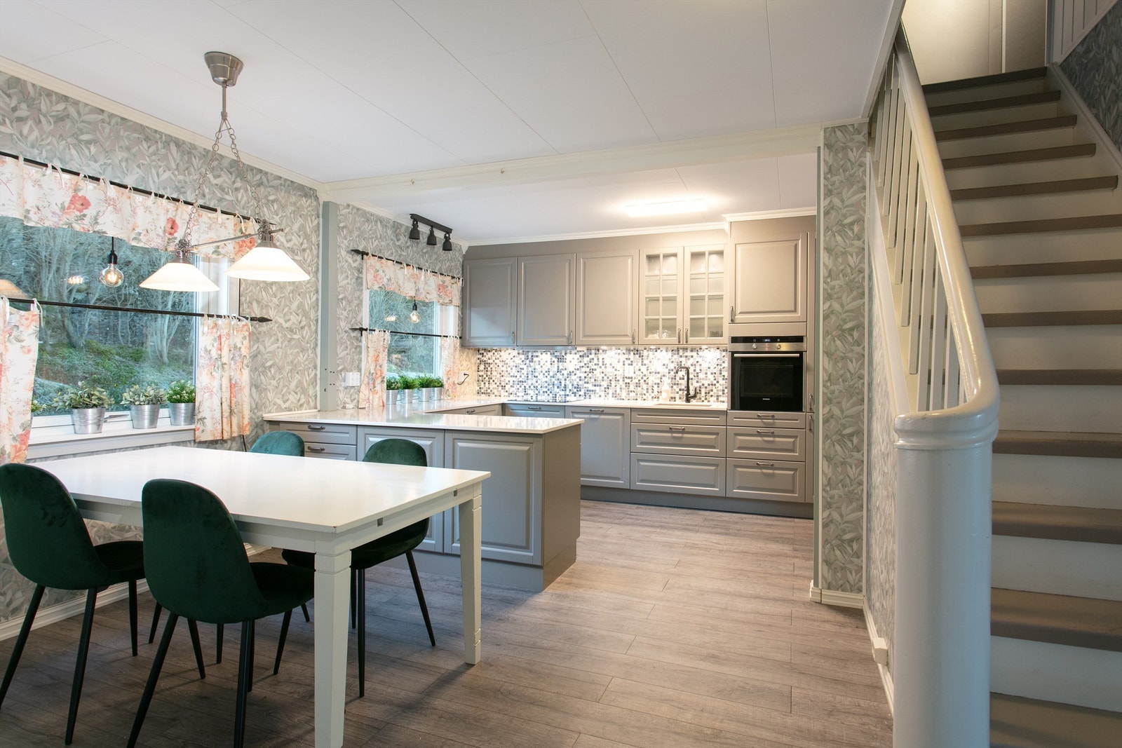 Det er trapp fra kjøkken til 2. etsje Galleribilde