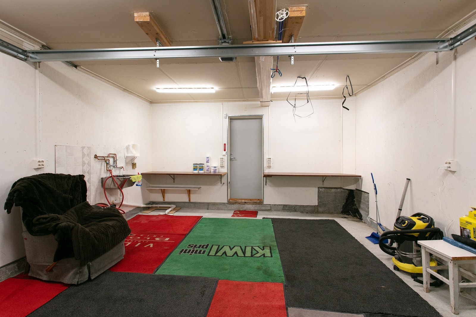 Innvendig i garasje med dør til terreng mot syd Galleribilde