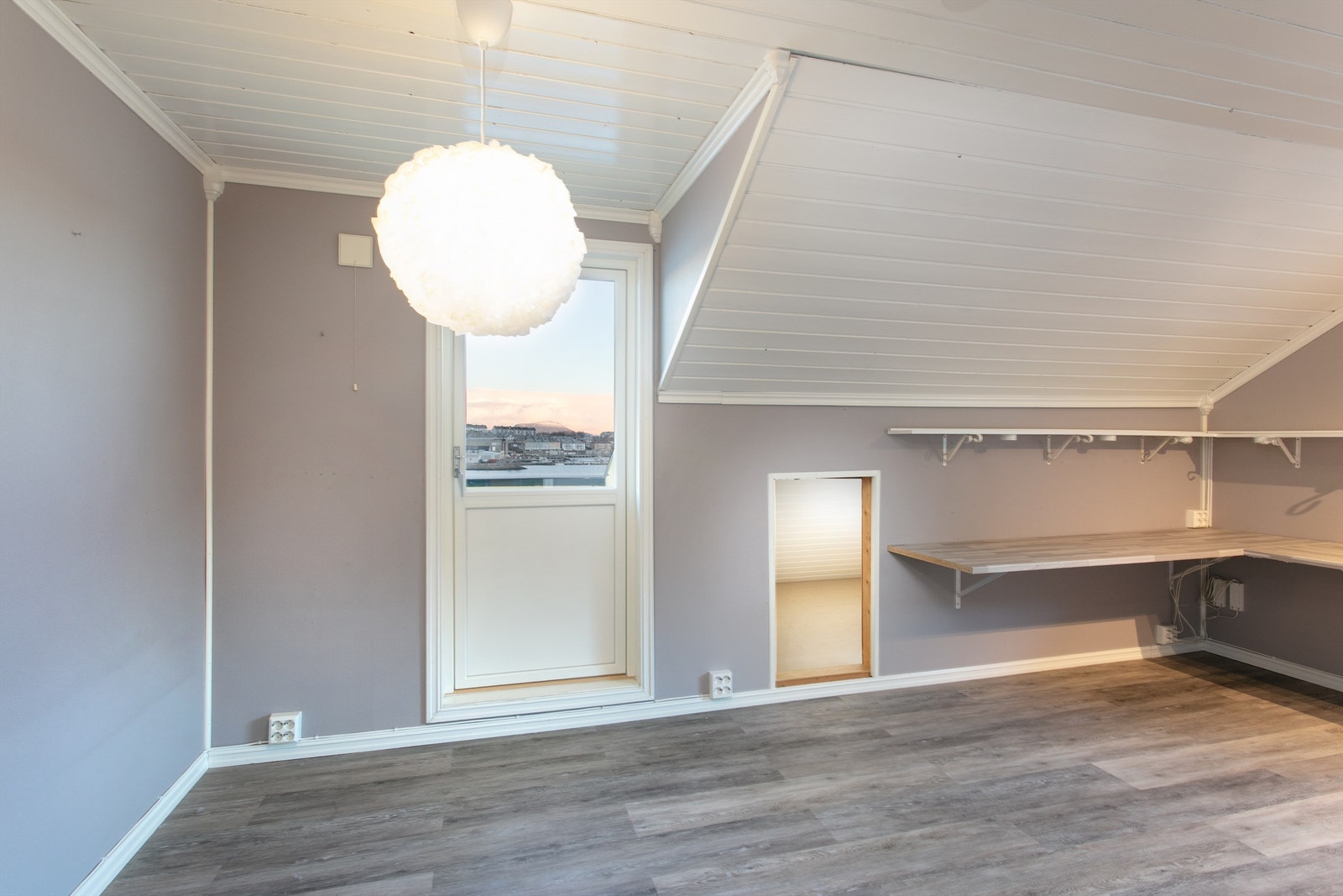 Soverom med utgang til balkong mot nord i 2. etasje Galleribilde