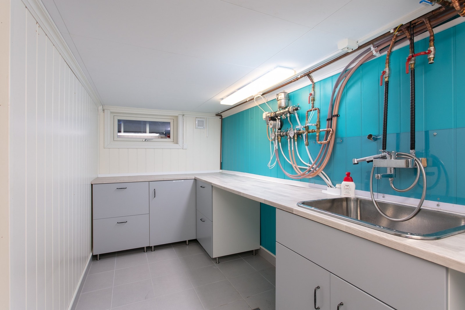 Vaskerom/teknisk rom med innredning Galleribilde