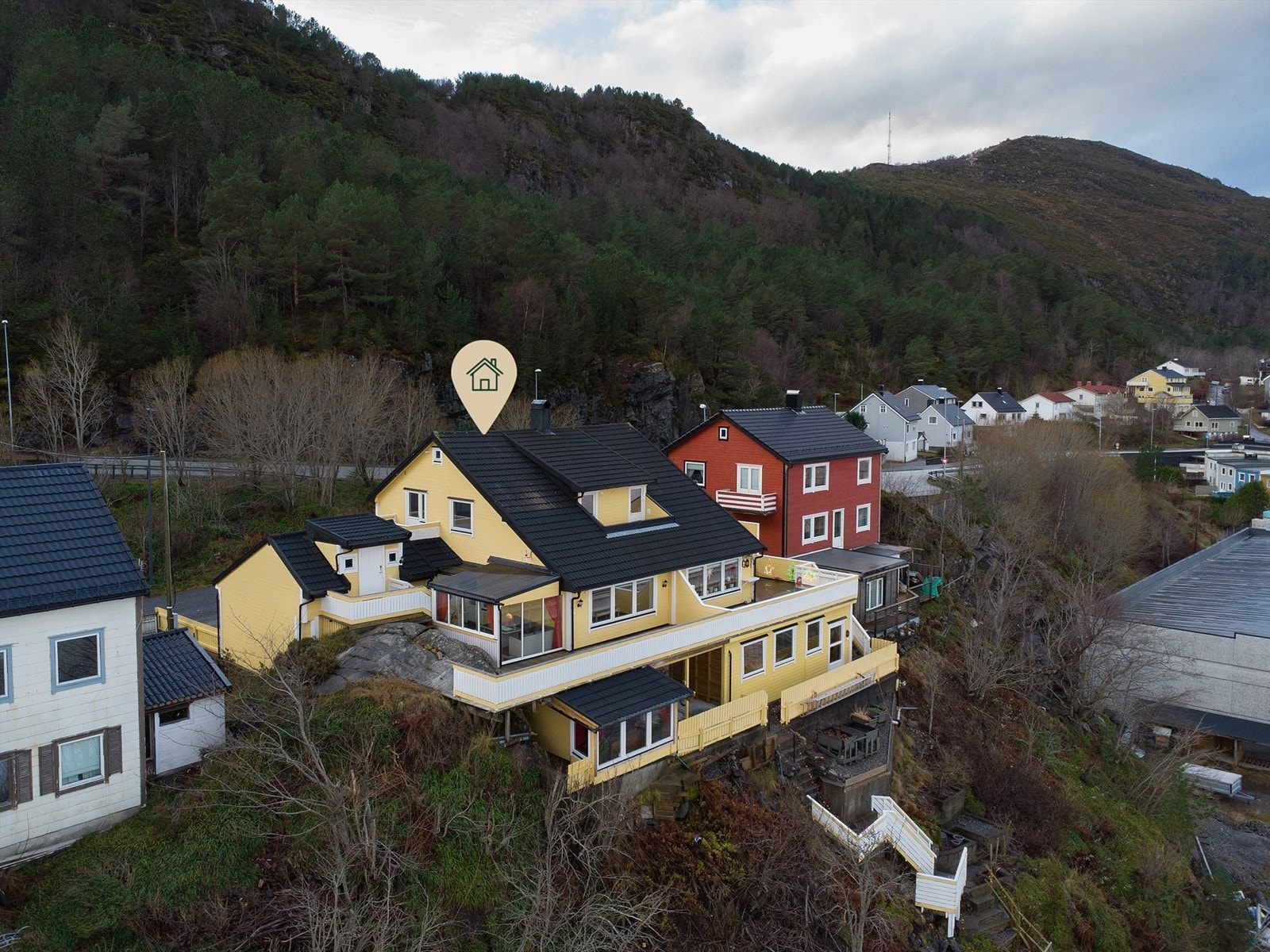 Dronebilde av eiendommen tatt fra nordøst Galleribilde