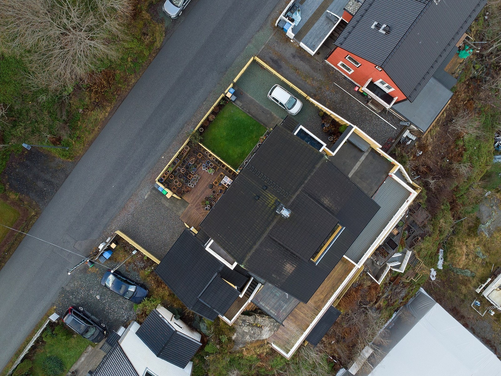 Dronebilde av eiendommen sett fra fugleperspektiv Galleribilde