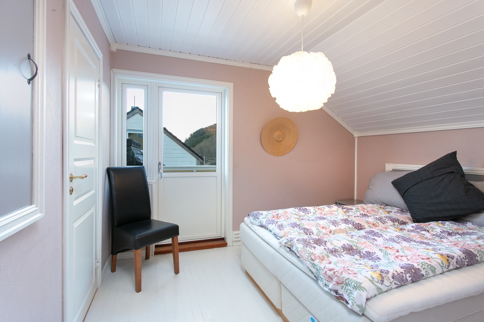 Soverom mot øst i 2. etasje og utgang til østvendt balkong Galleribilde