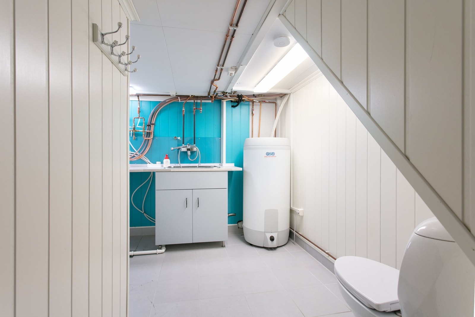 Vaskerom/teknisk rom i underetasjen med toalett Galleribilde