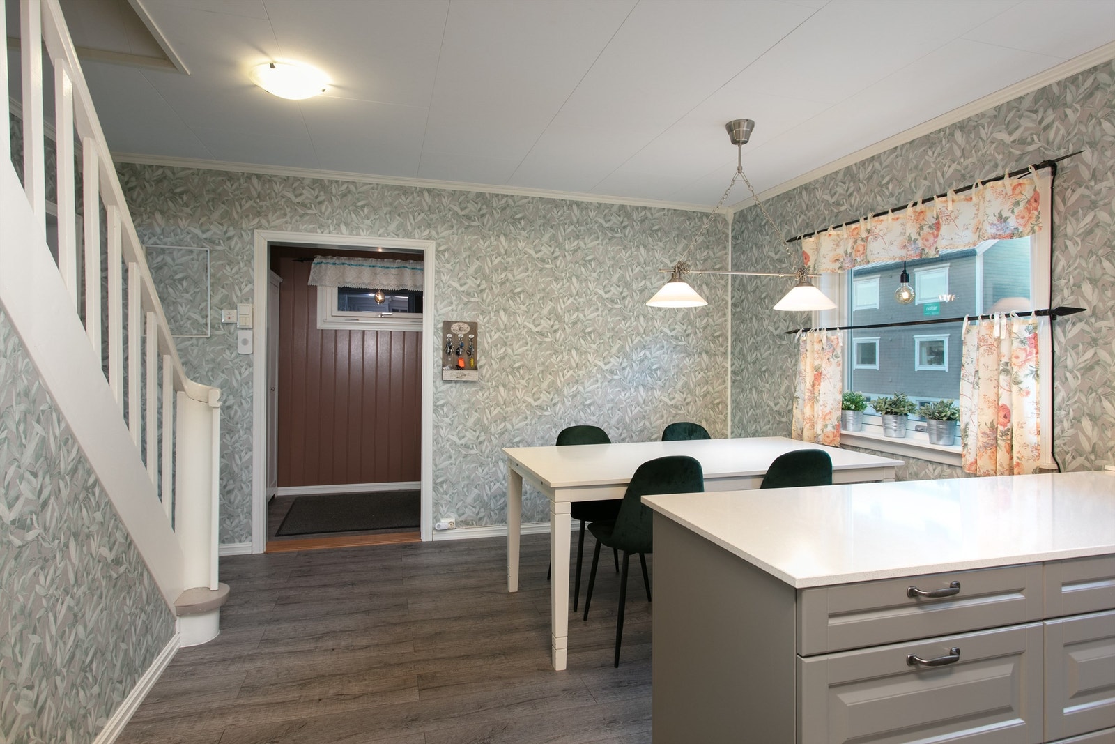 Kjøkken/spisestue med trapp til 2. etasje Galleribilde