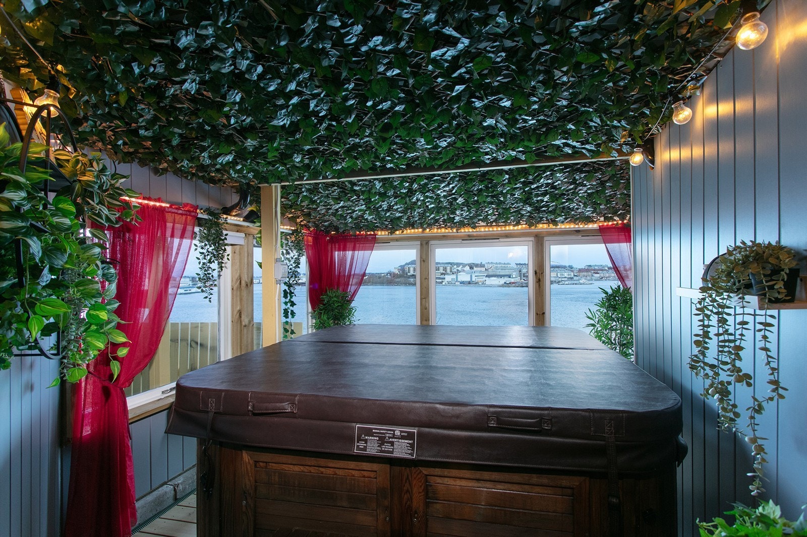 Overbygget utestue/uteplass med jacuzzi i underetasjen Galleribilde