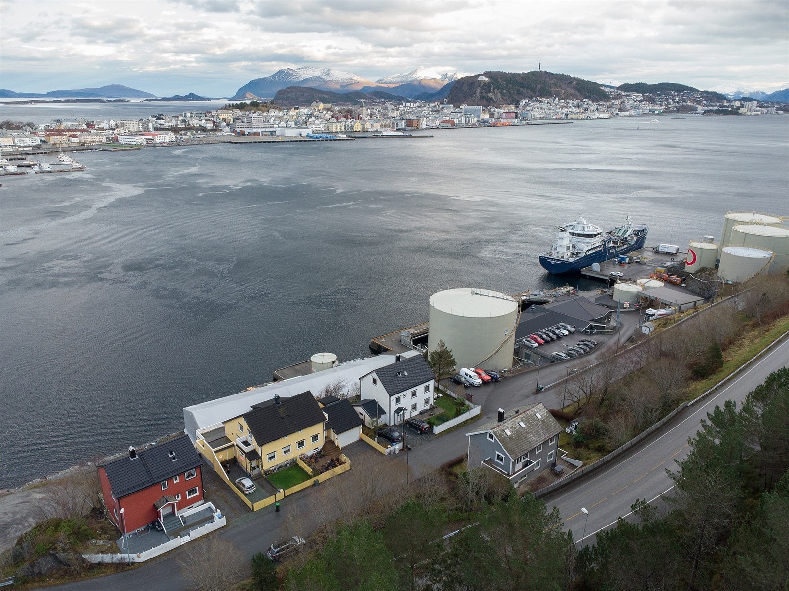 Dronebilde tatt fra syd mot nord mot Ålesund by Galleribilde