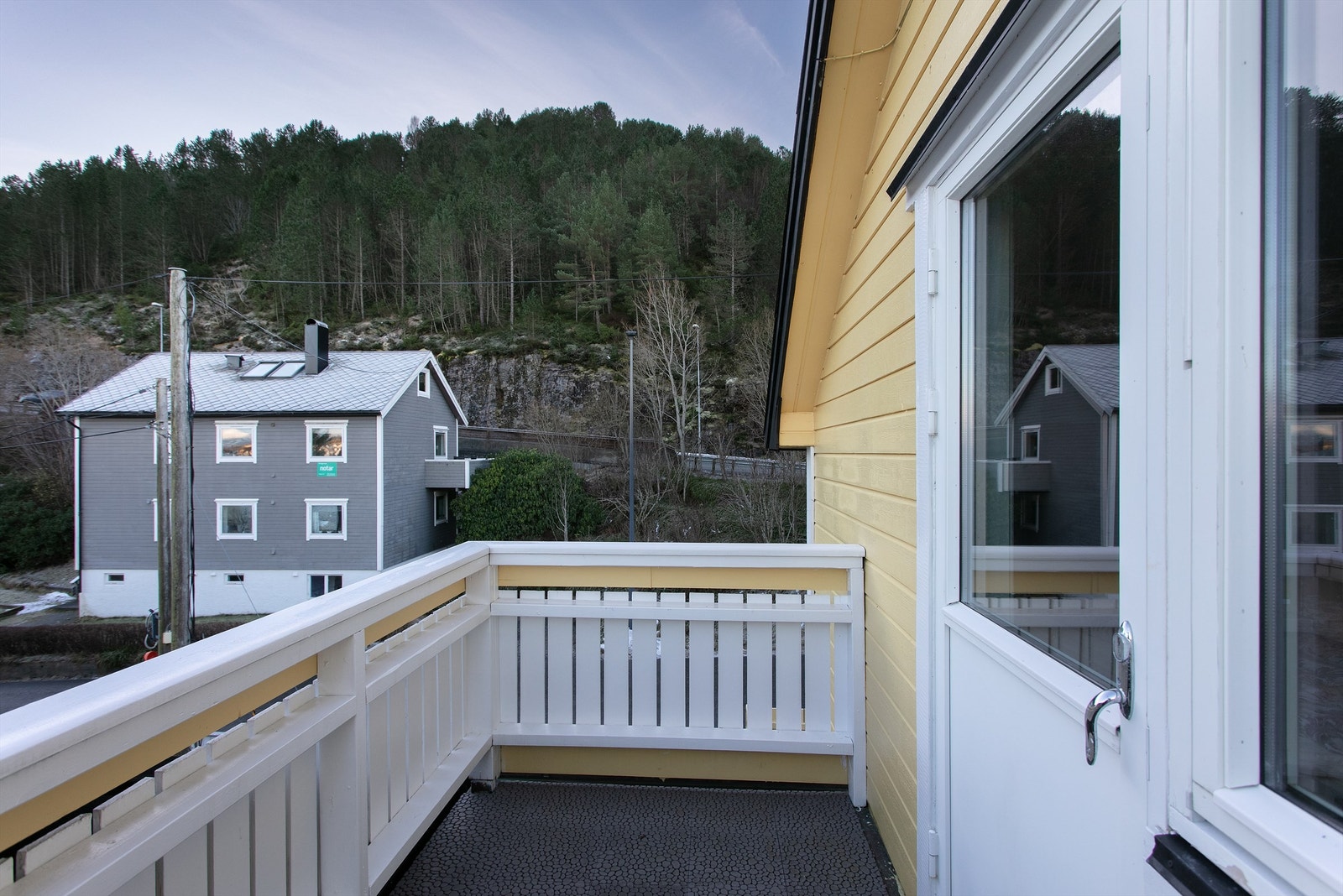 Balkong mt øst i 2. etasje Galleribilde
