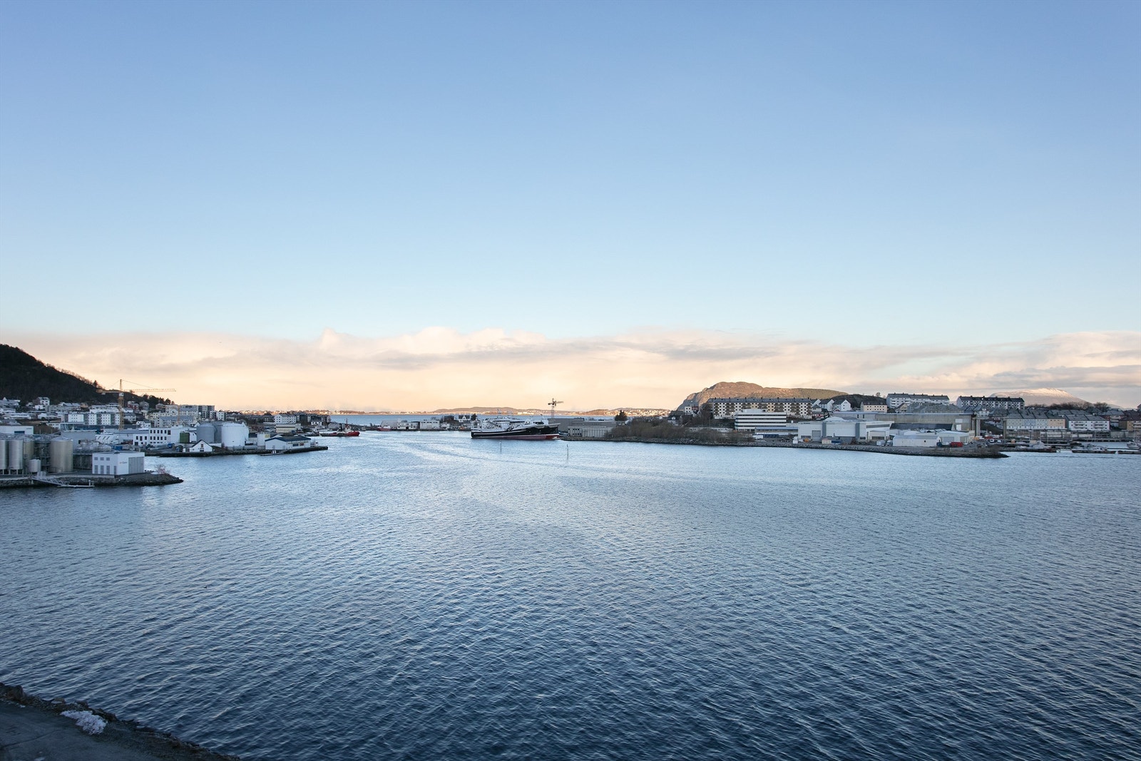 Flott utsikt fra eiendommen - her i retning Steinvågen og Skarbøvika Galleribilde