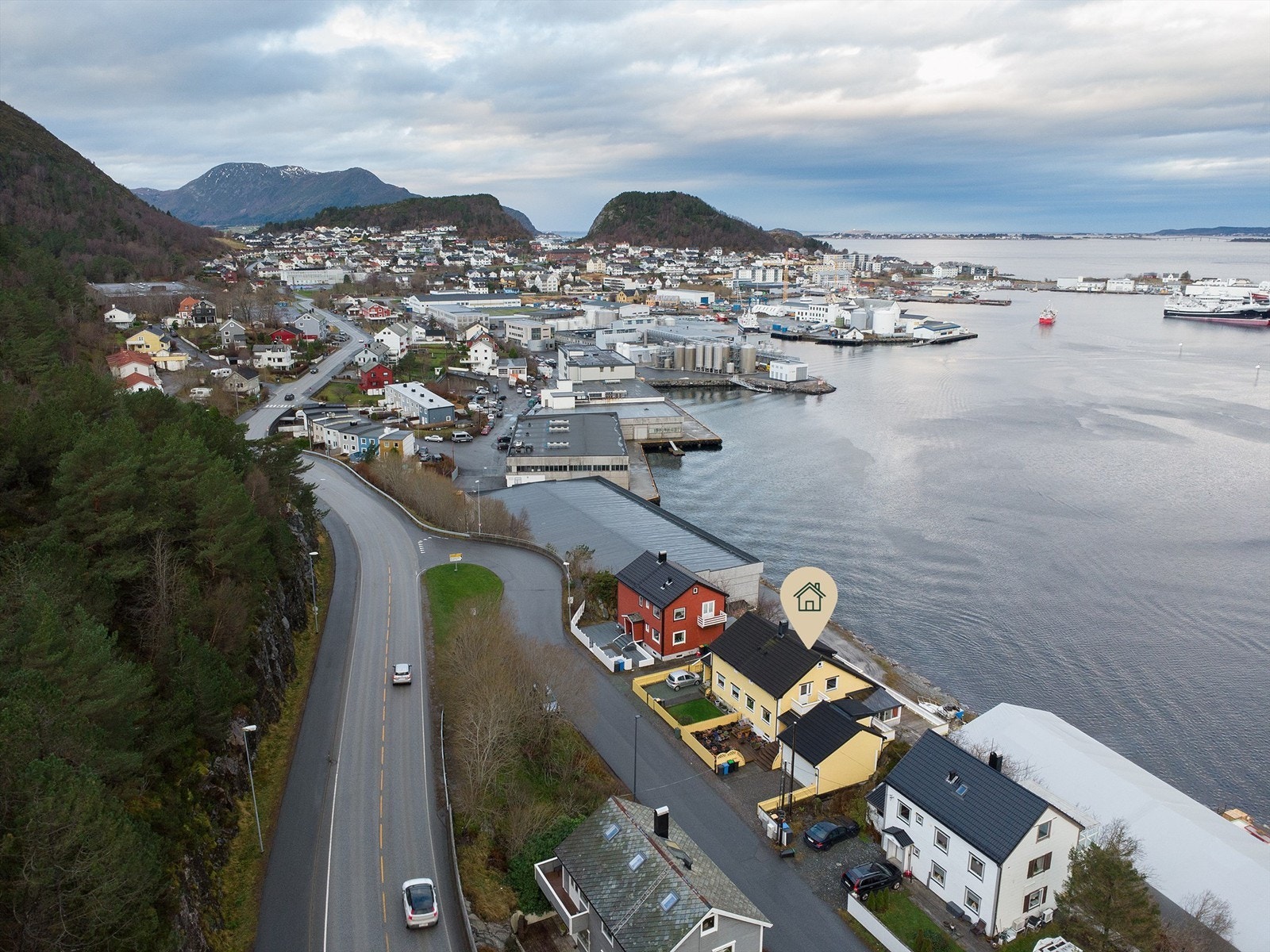 Dronebilde av nærområdet tatt fra øst mot vest Galleribilde