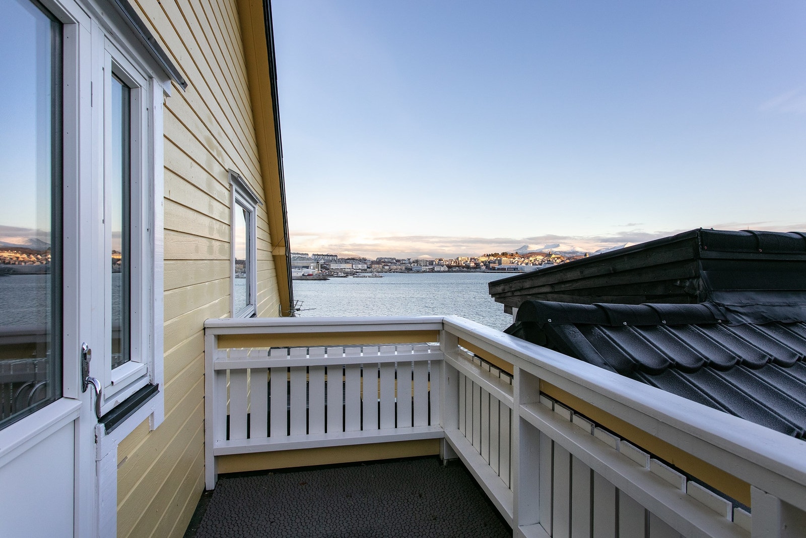 Flott utsikt fra balkongen i 2. etasje mot øst Galleribilde