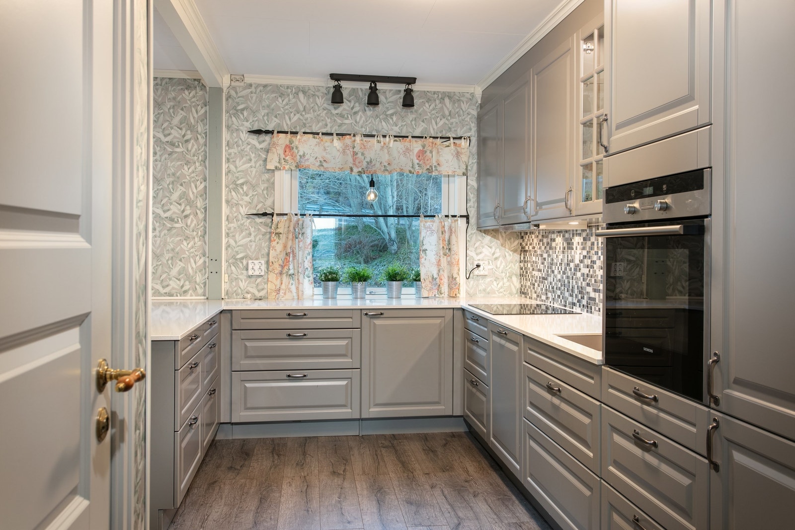 Kjøkkeninnredning med god skap og benkeplass. Takhøye skap med gode oppbevaringsmuligheter Galleribilde