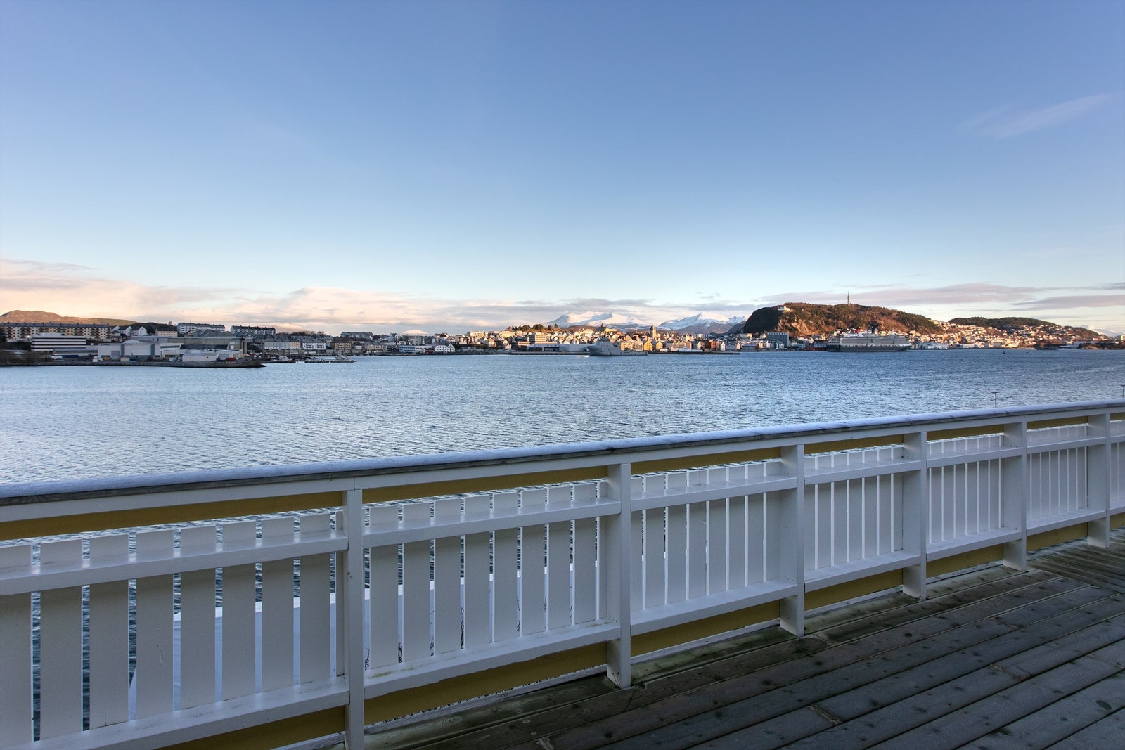 Stor terrasse i front av boligen mot nord med flott utsikt mot sjøen og Ålesund by Galleribilde