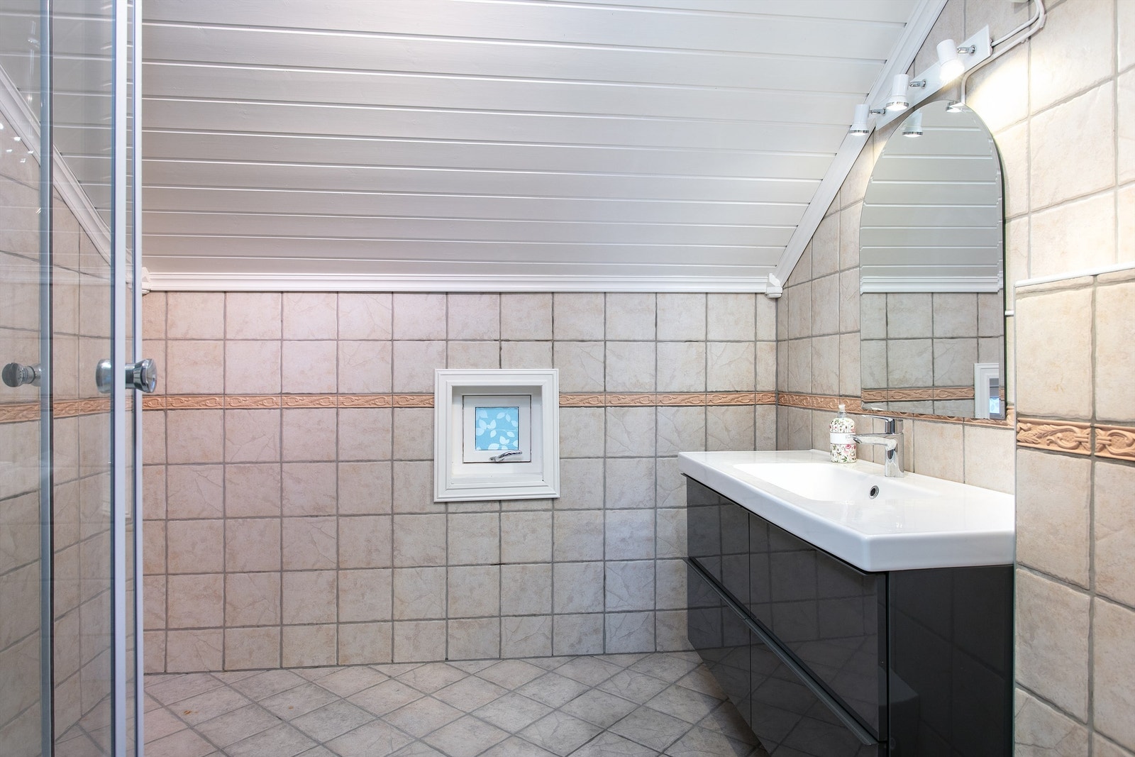 Flislagt bad i 2. etasje med innredning, vegghengt wc og dusjkabinett Galleribilde