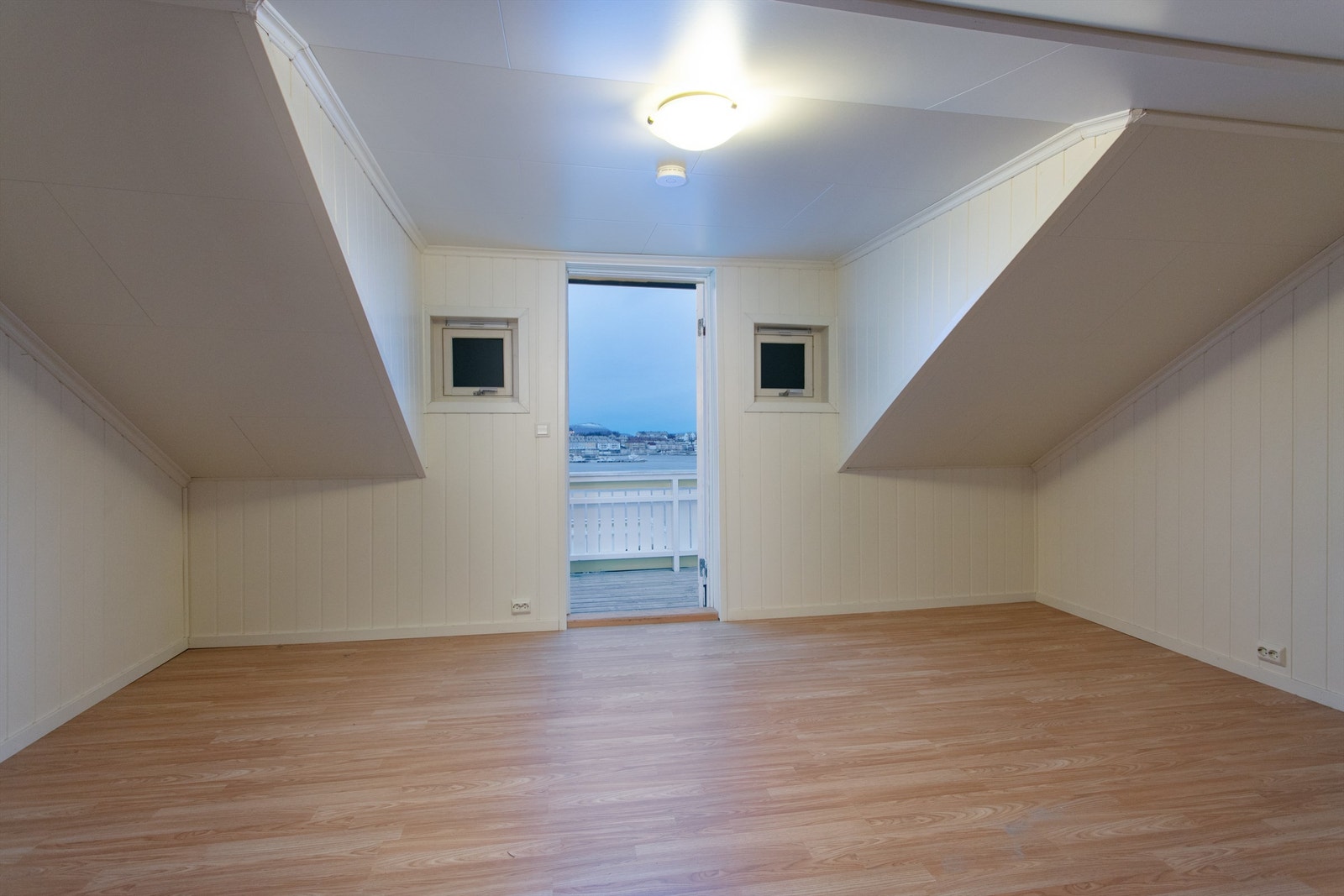 Innredet rom på garasjeloft med laminat på gulv Galleribilde