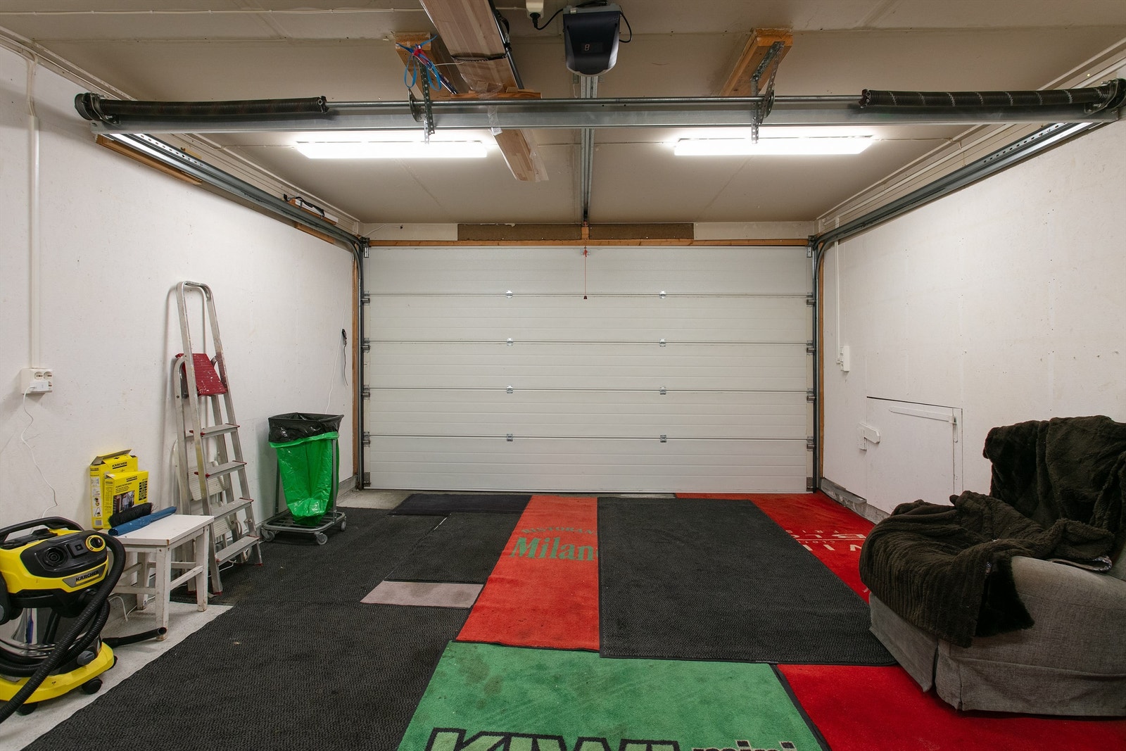 Innvendig i garasje med leddport mot gate Galleribilde