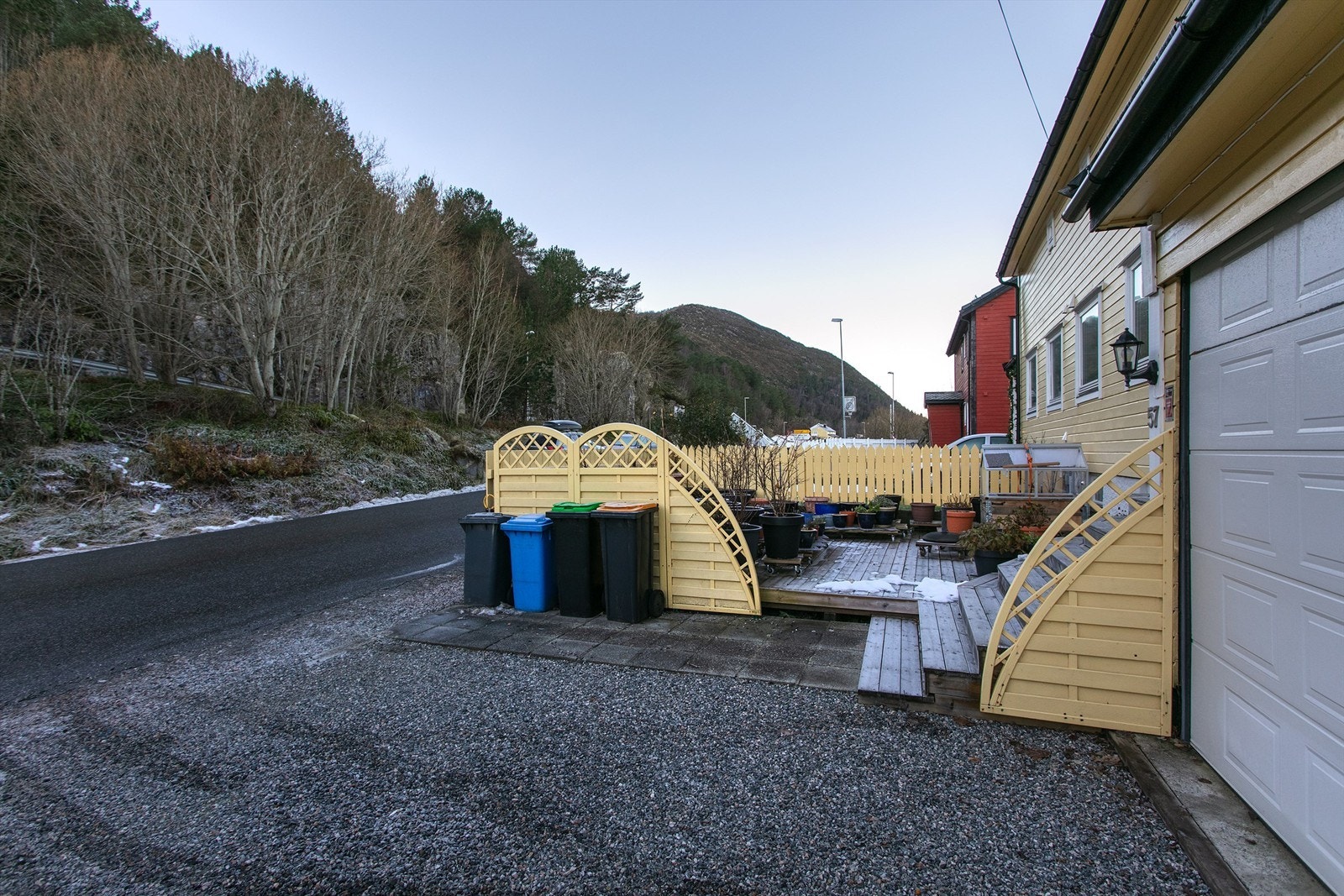 Gruslagt gårdsplass og markterrasse mot syd Galleribilde