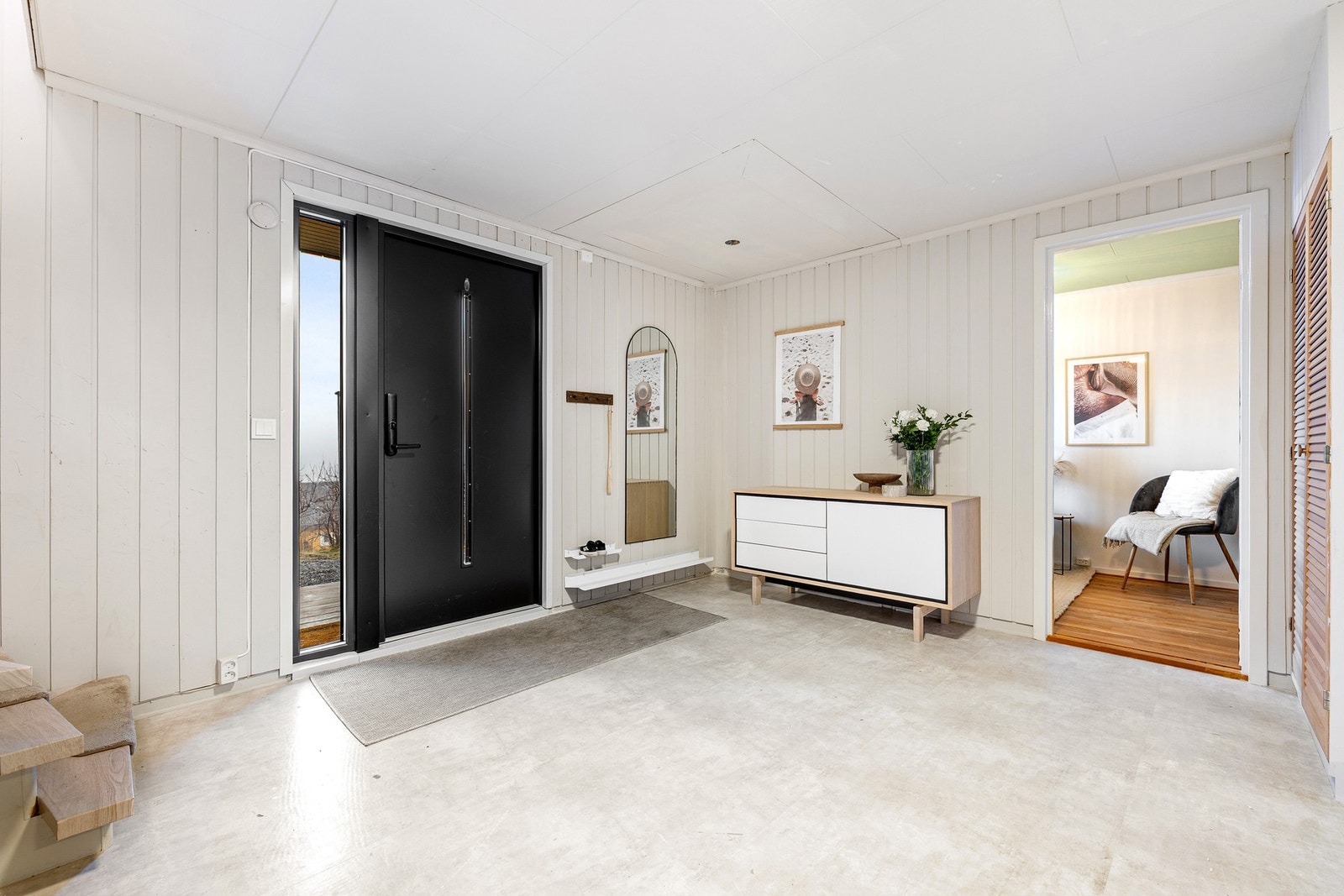 Entre/gang har belegg på gulv, malt overflate på vegger og malt overflate i himling. Galleribilde