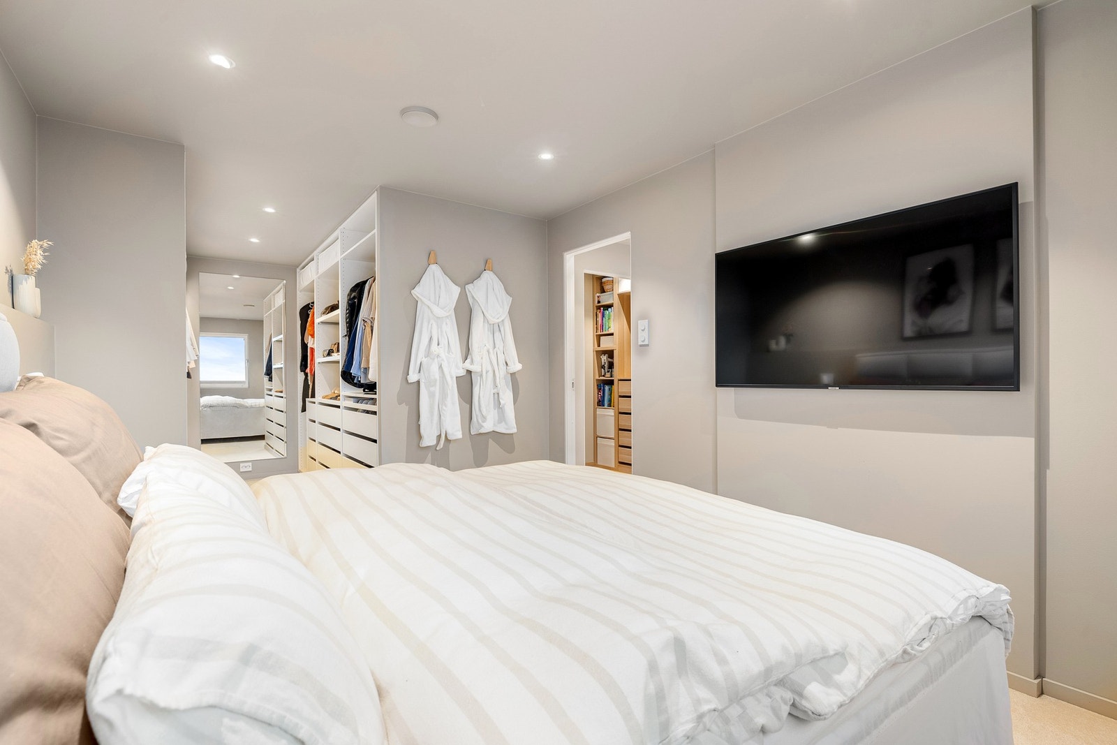 I kobling med soverom er det innebygd walk in closet/garderobe. Galleribilde