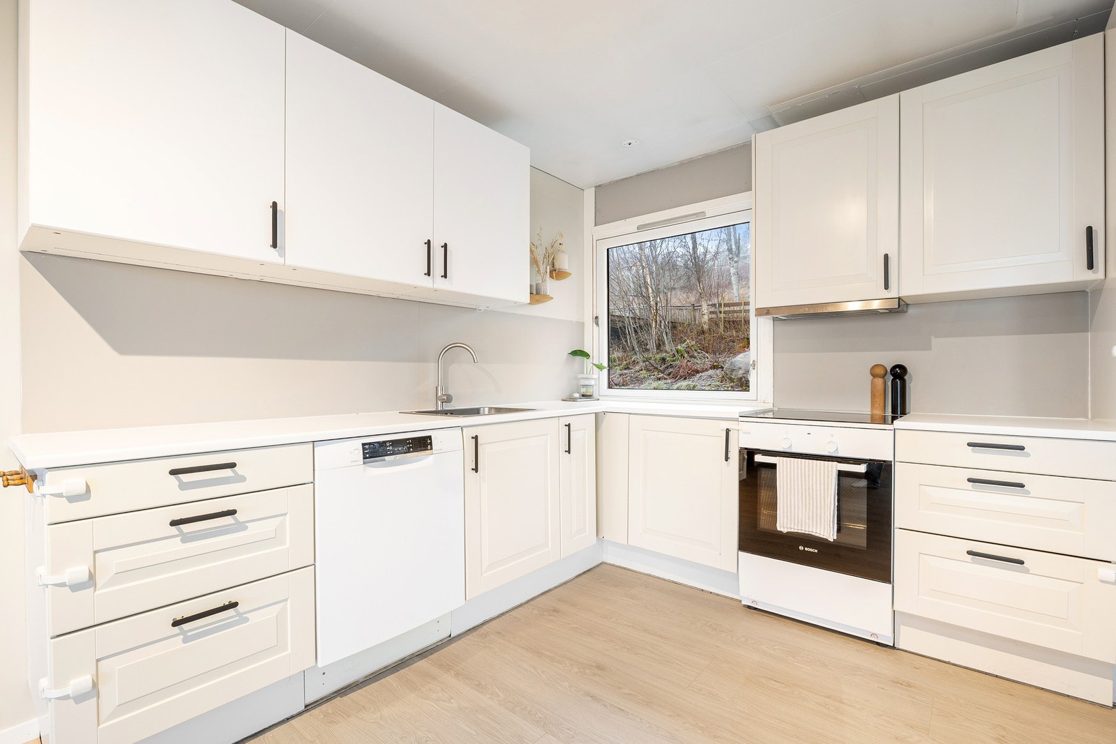 Kjøkken er innredet med mekanisk avtrekksvifte over stekesonen. Det er integrert kjøl/fryseskap. Galleribilde